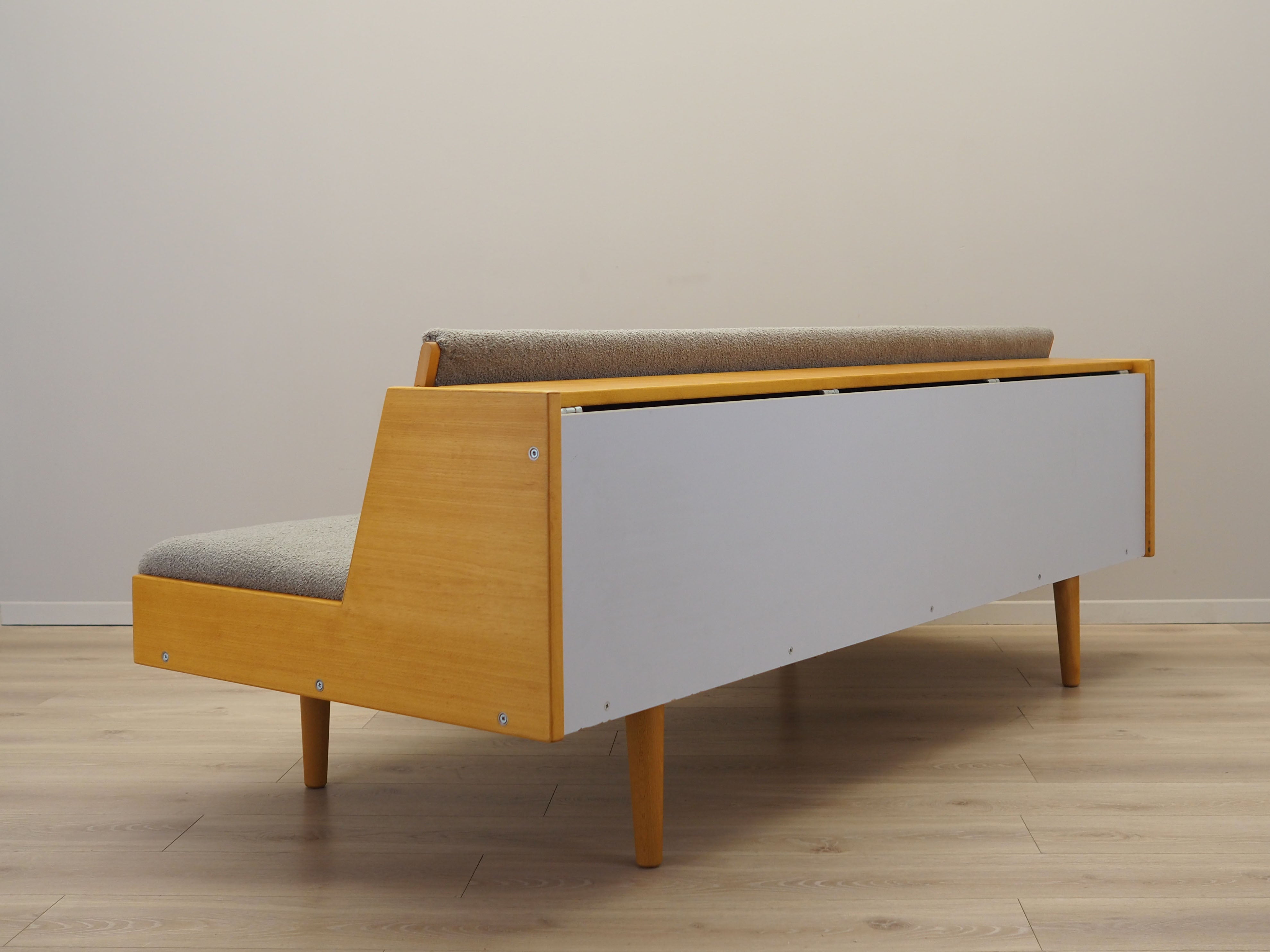 Beech_sofa_by_Hans._J._Wegner_1960s