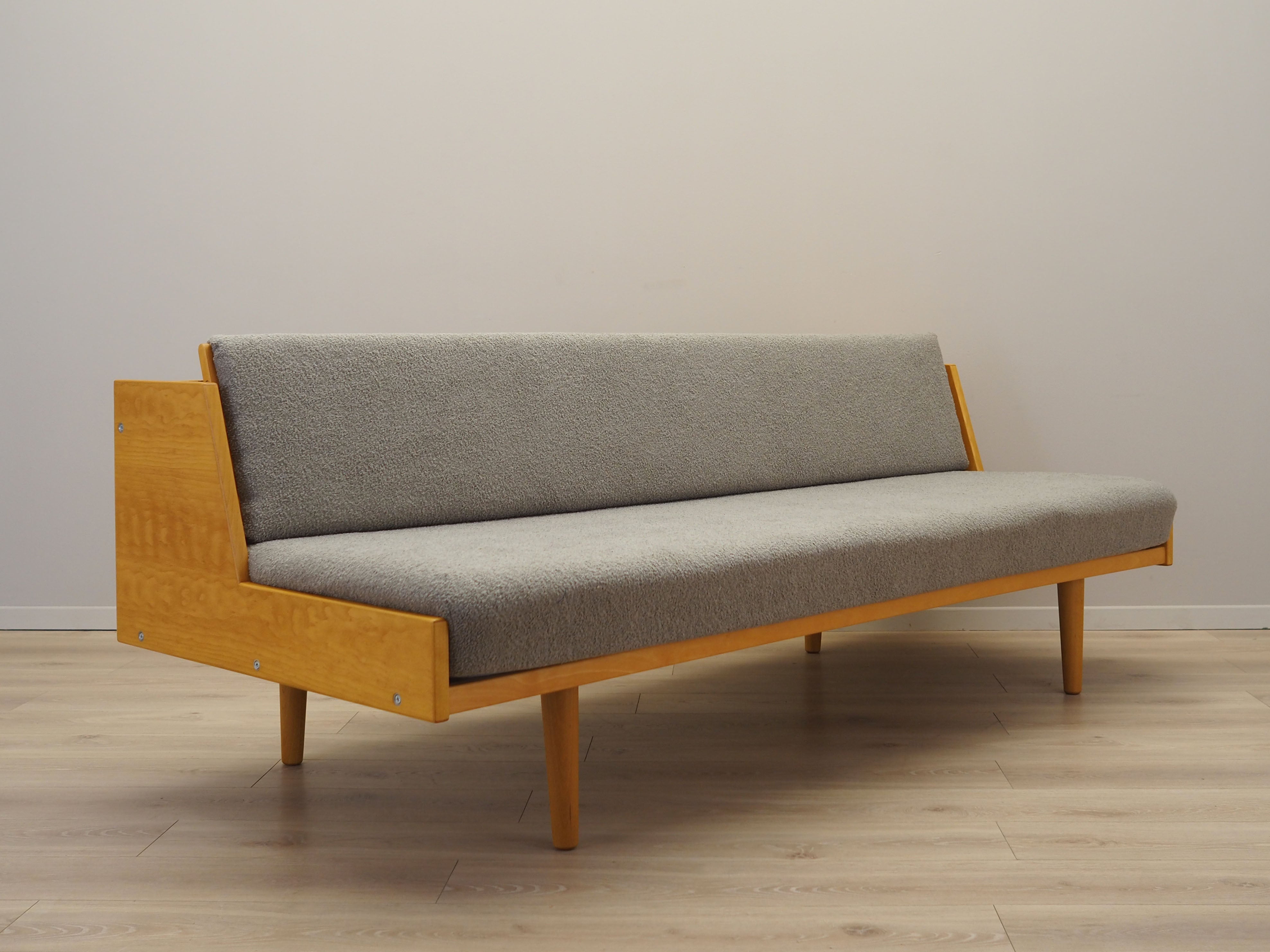 Beech_sofa_by_Hans._J._Wegner_1960s