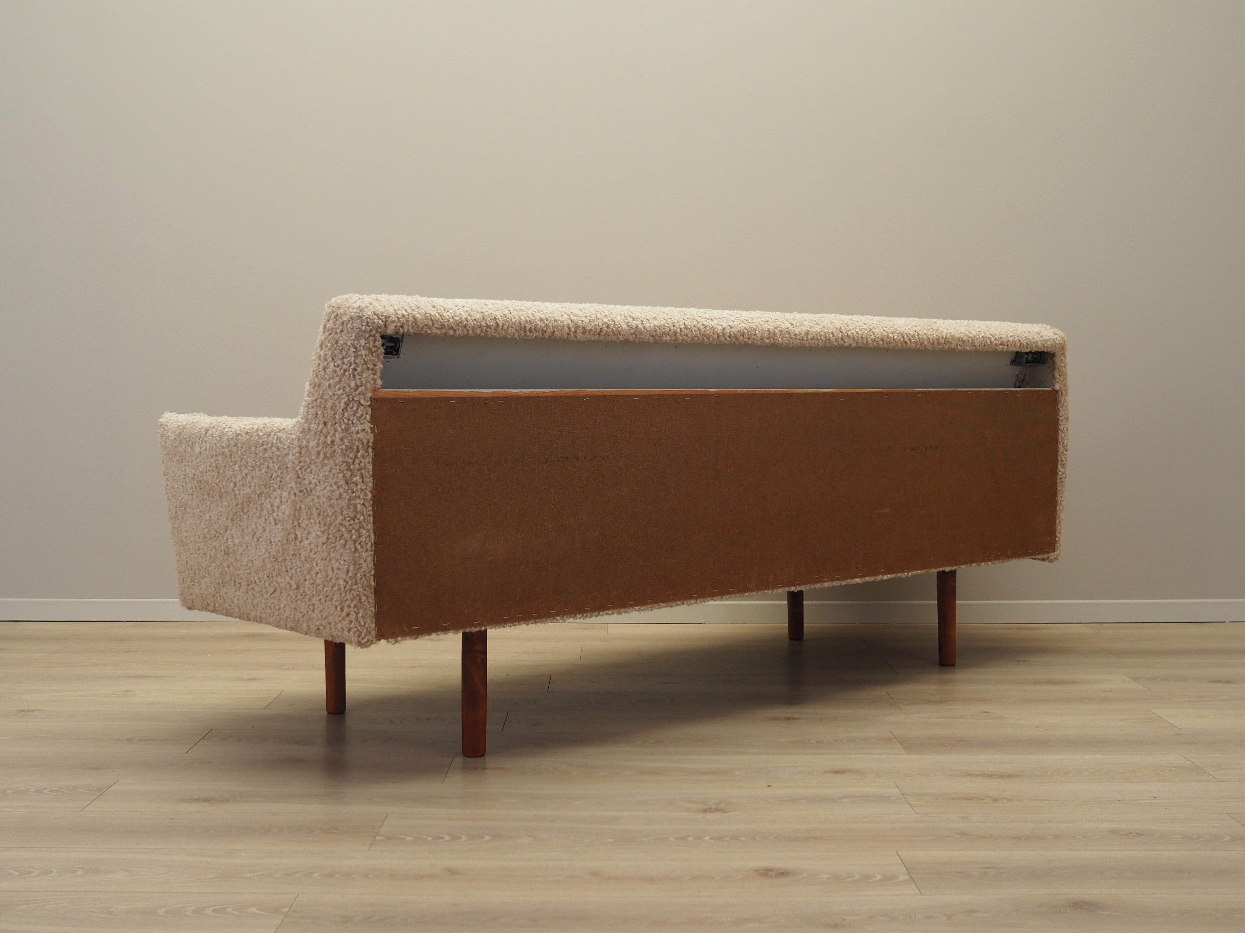 Beige_sofa_1970s