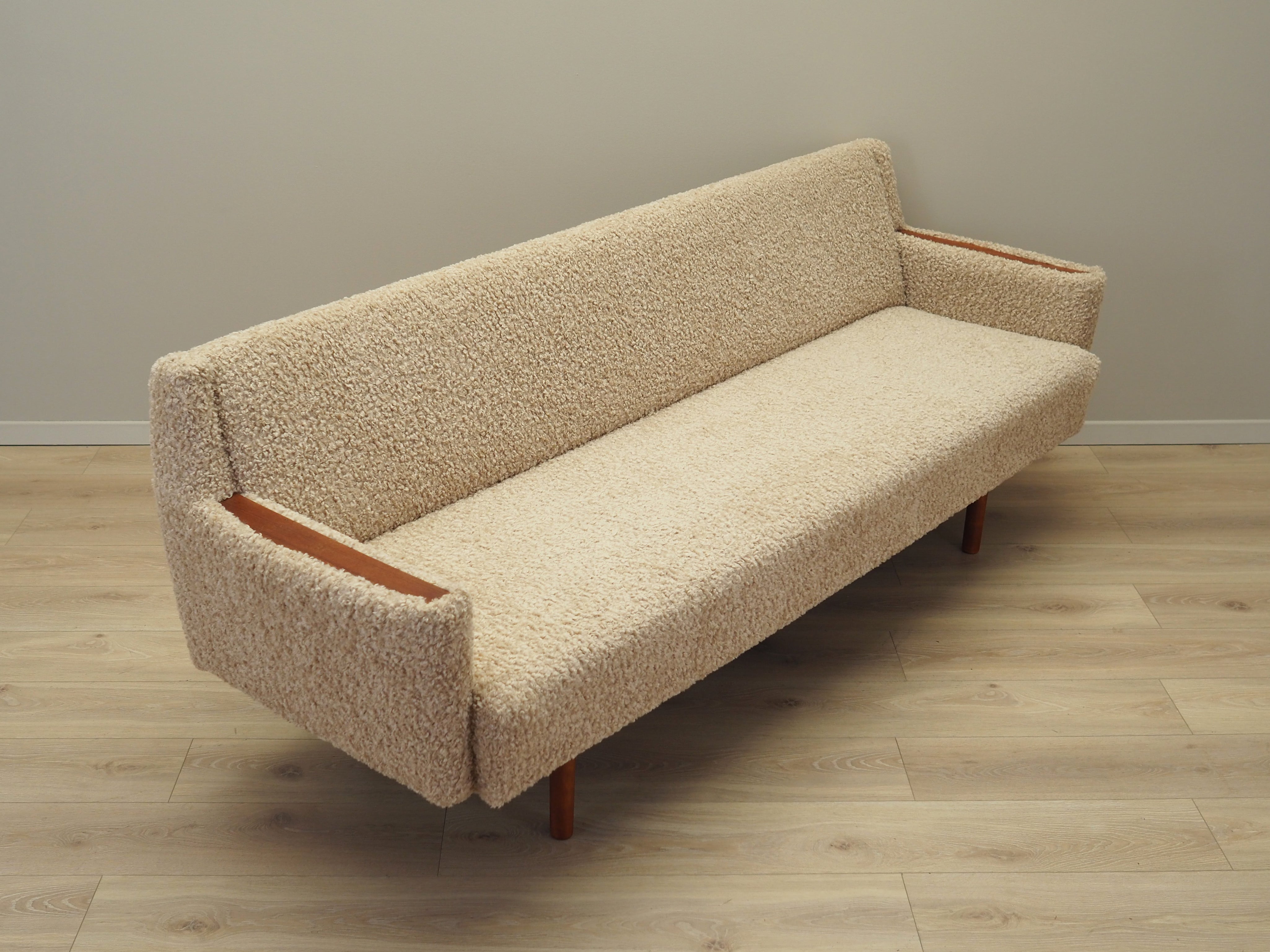 Beige_sofa_1970s