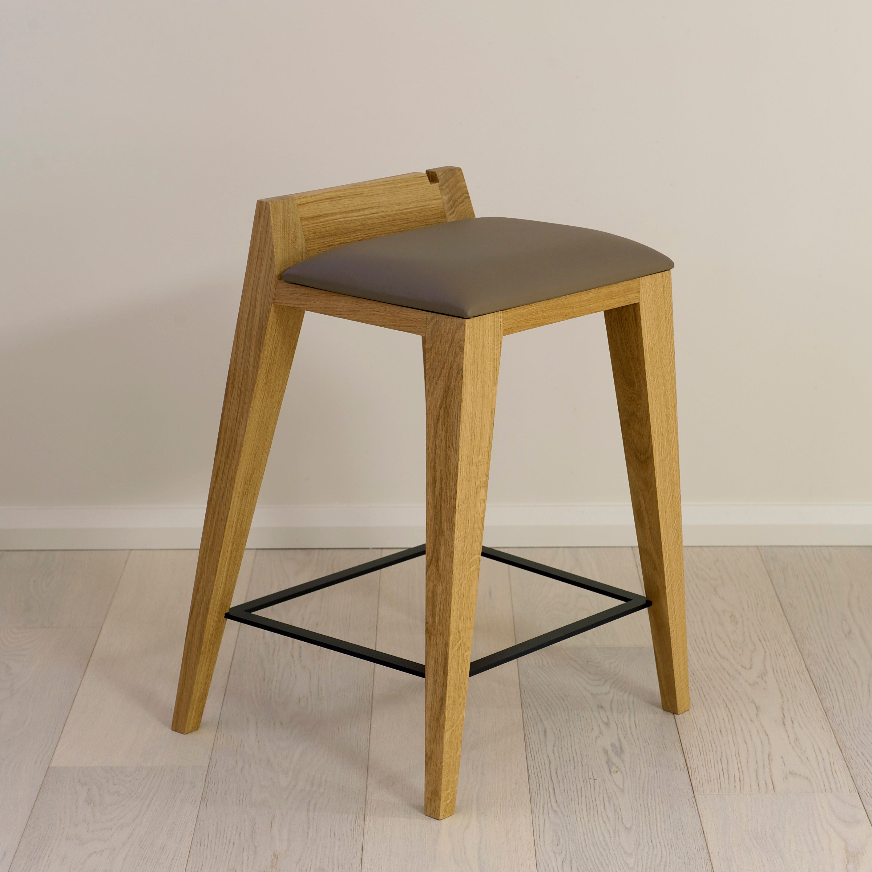 Bespoke_OM16.1_oak_counter_stool