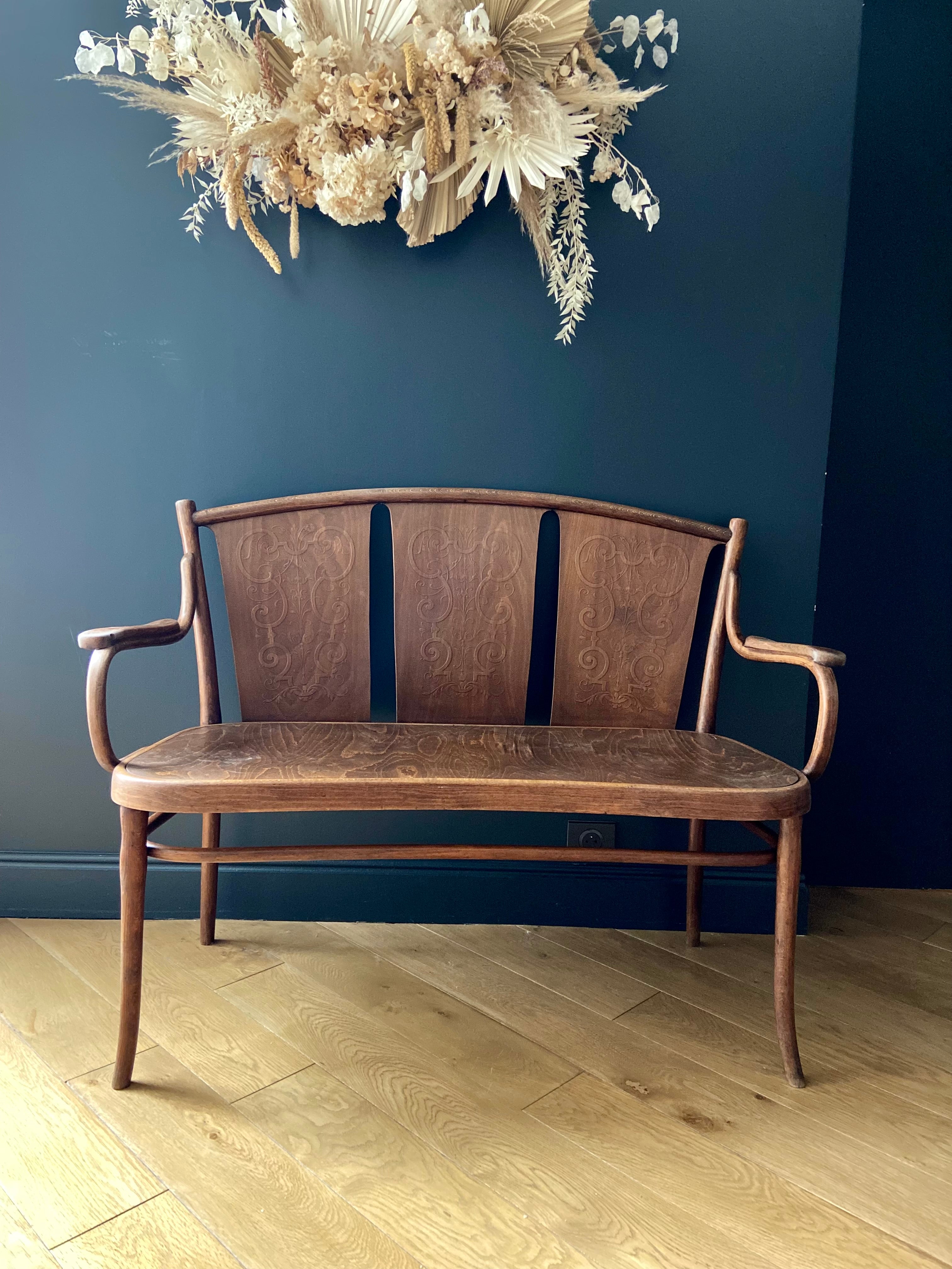 Bistro_style_bench_in_embossed_wood_stamped_Thonet_-_early_20th_century.