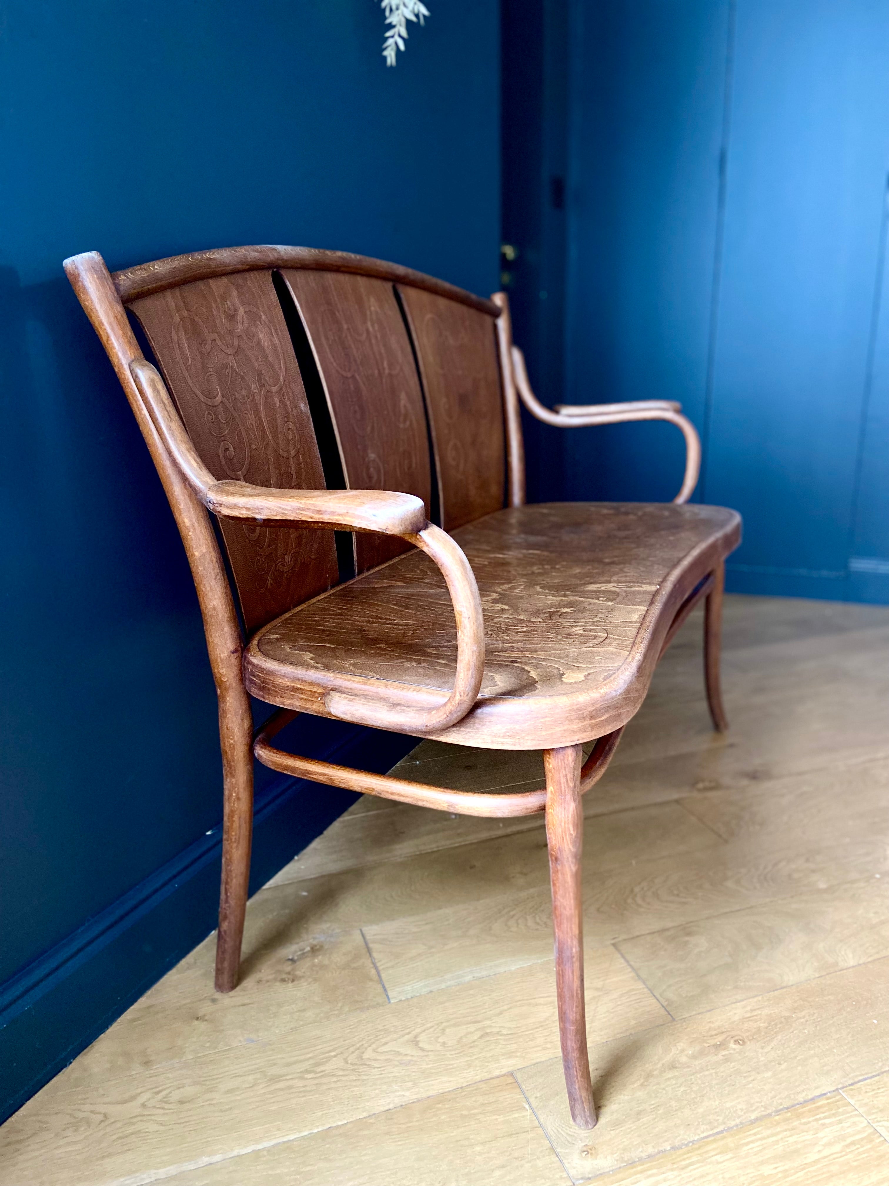 Bistro_style_bench_in_embossed_wood_stamped_Thonet_-_early_20th_century.