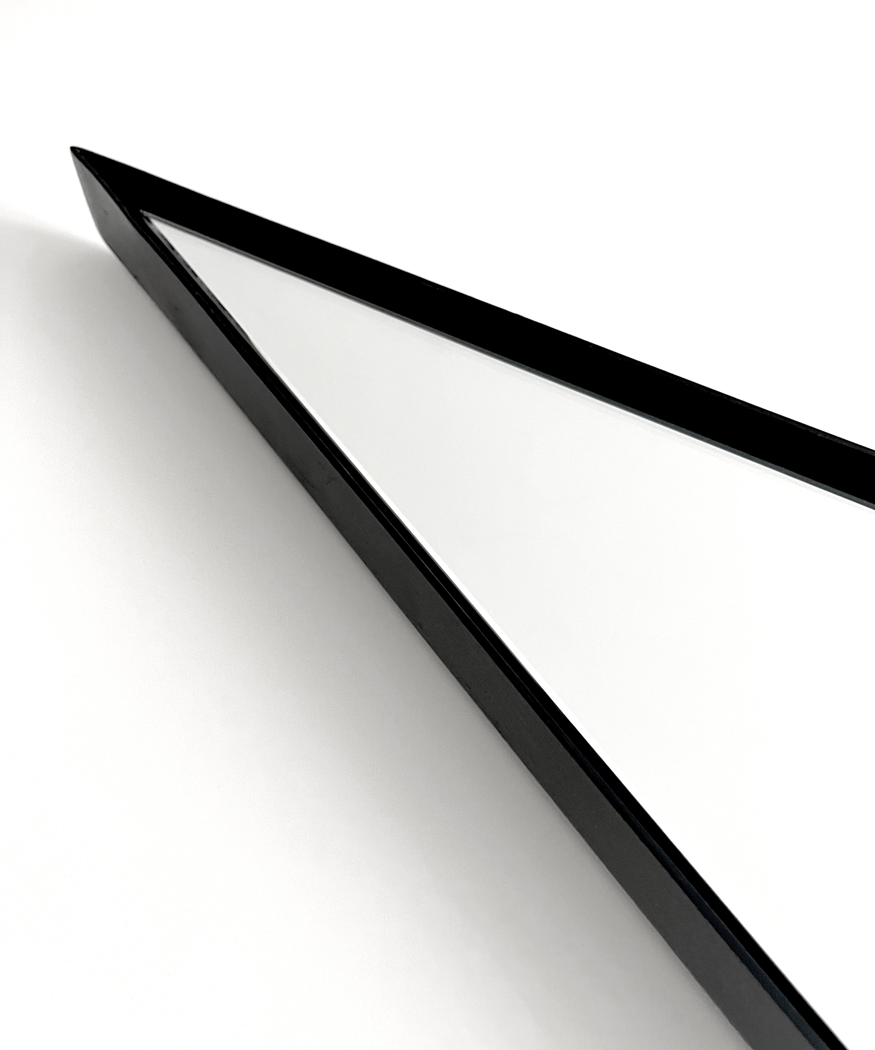 Black_border_Mirror_by_Filipe_Condado