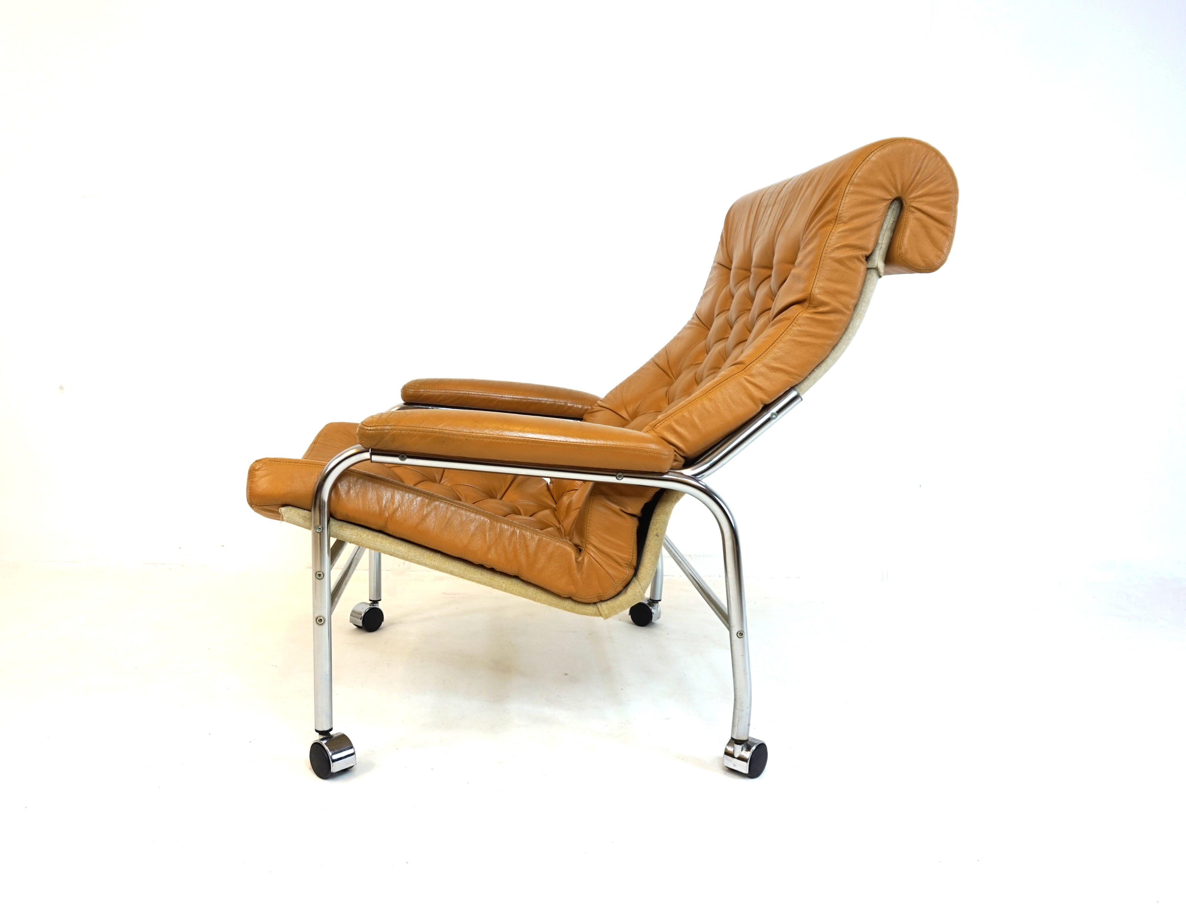 Bore_leather_armchair_by_Noboru_Nakamura
