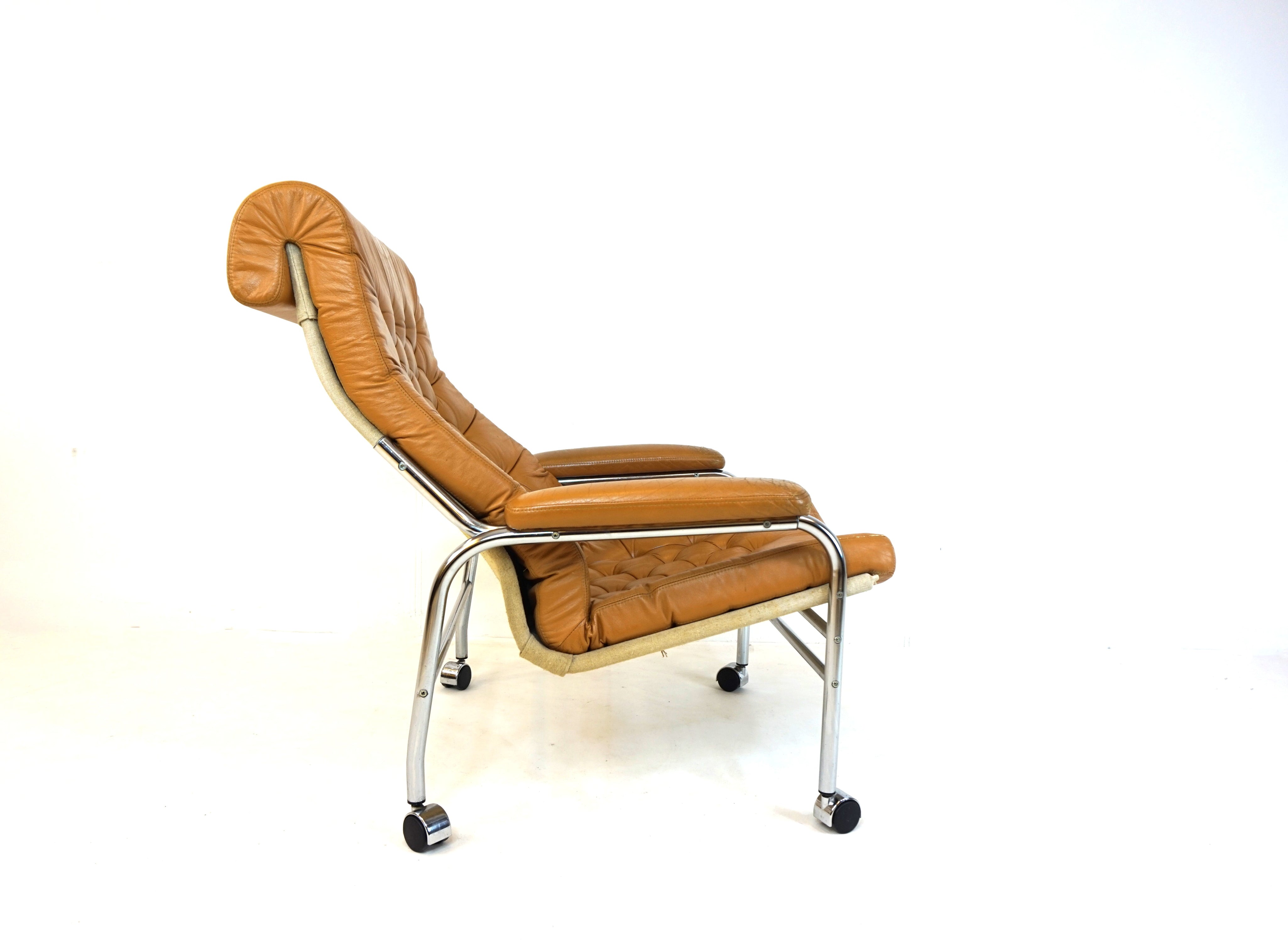 Bore_leather_armchair_by_Noboru_Nakamura
