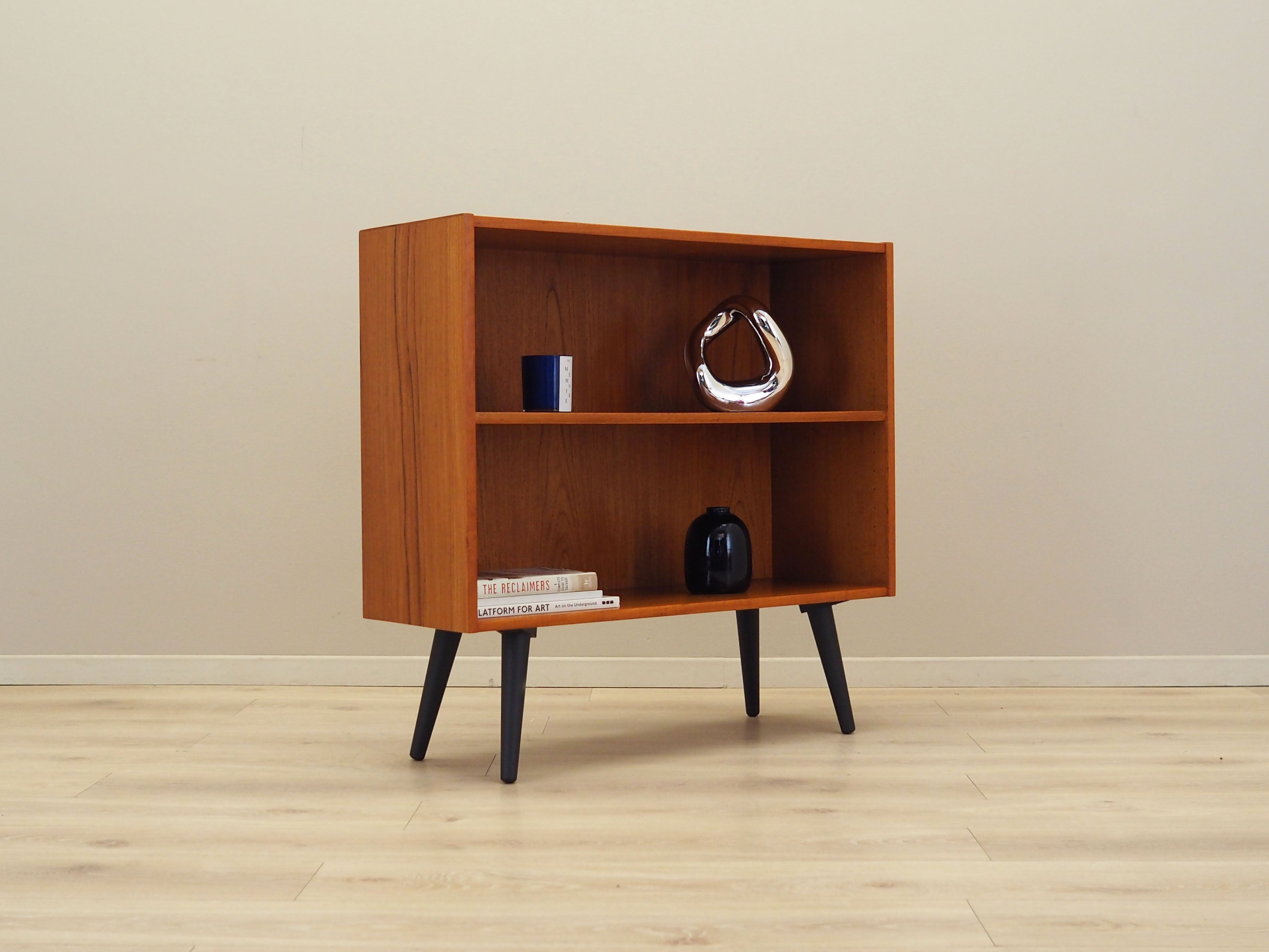 Brown_Teak_bookcase_in_Danish_design_from_1970s_production_Denmark
