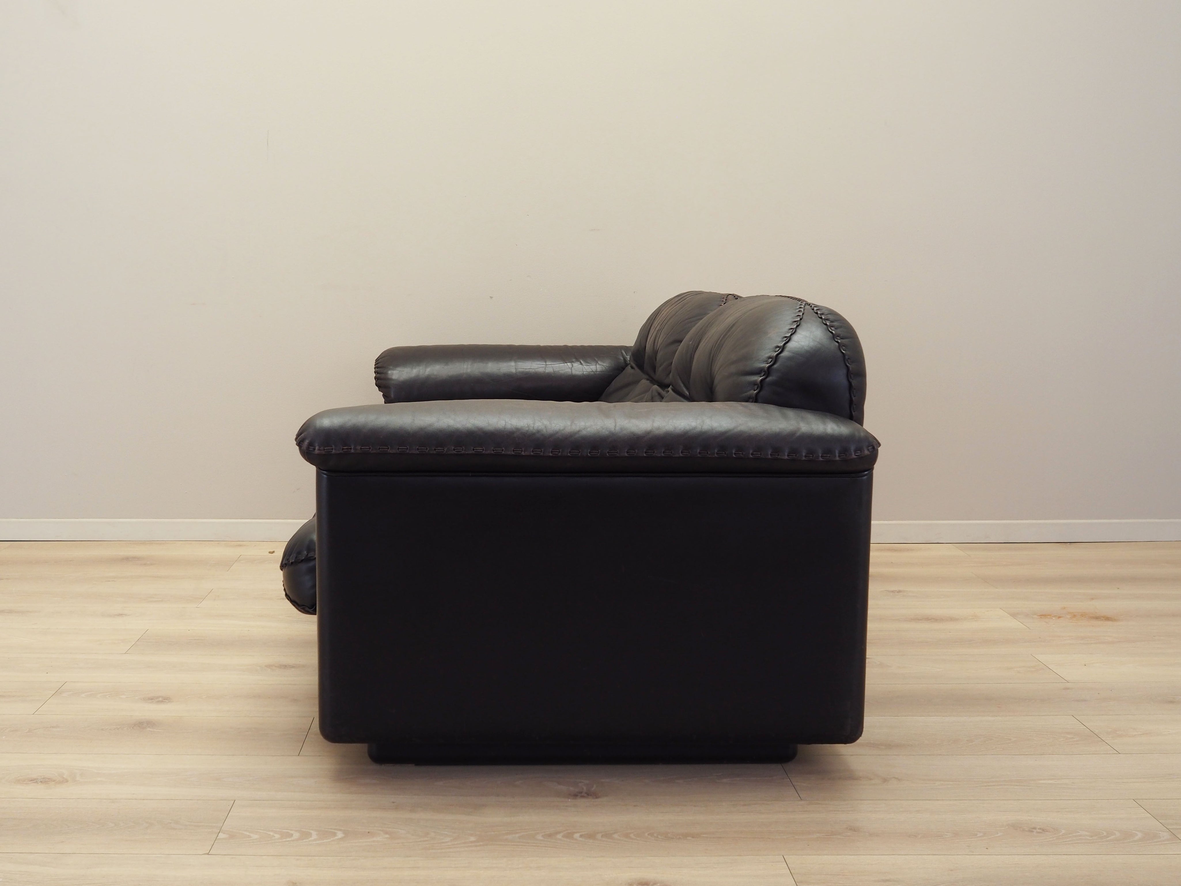 Brown_leather_sofa_Swiss_design_1970s_manufacture_De_Sede