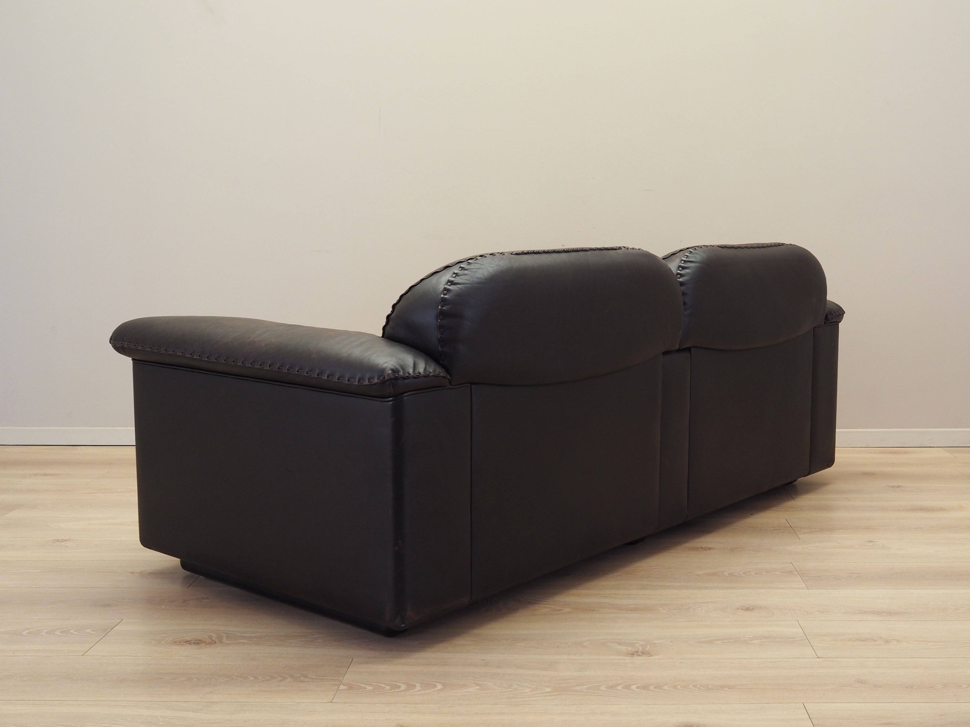 Brown_leather_sofa_Swiss_design_1970s_manufacture_De_Sede