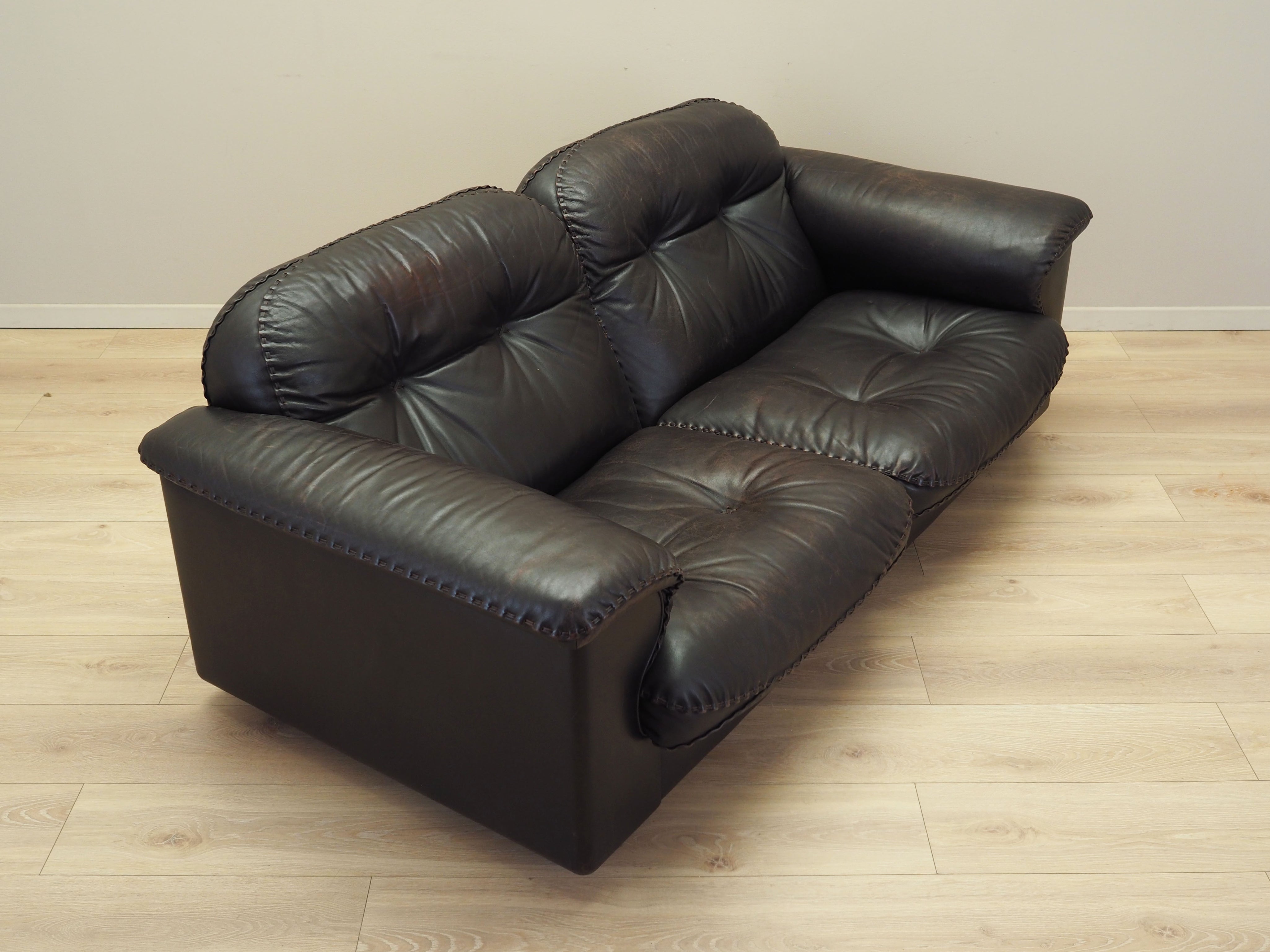 Brown_leather_sofa_Swiss_design_1970s_manufacture_De_Sede