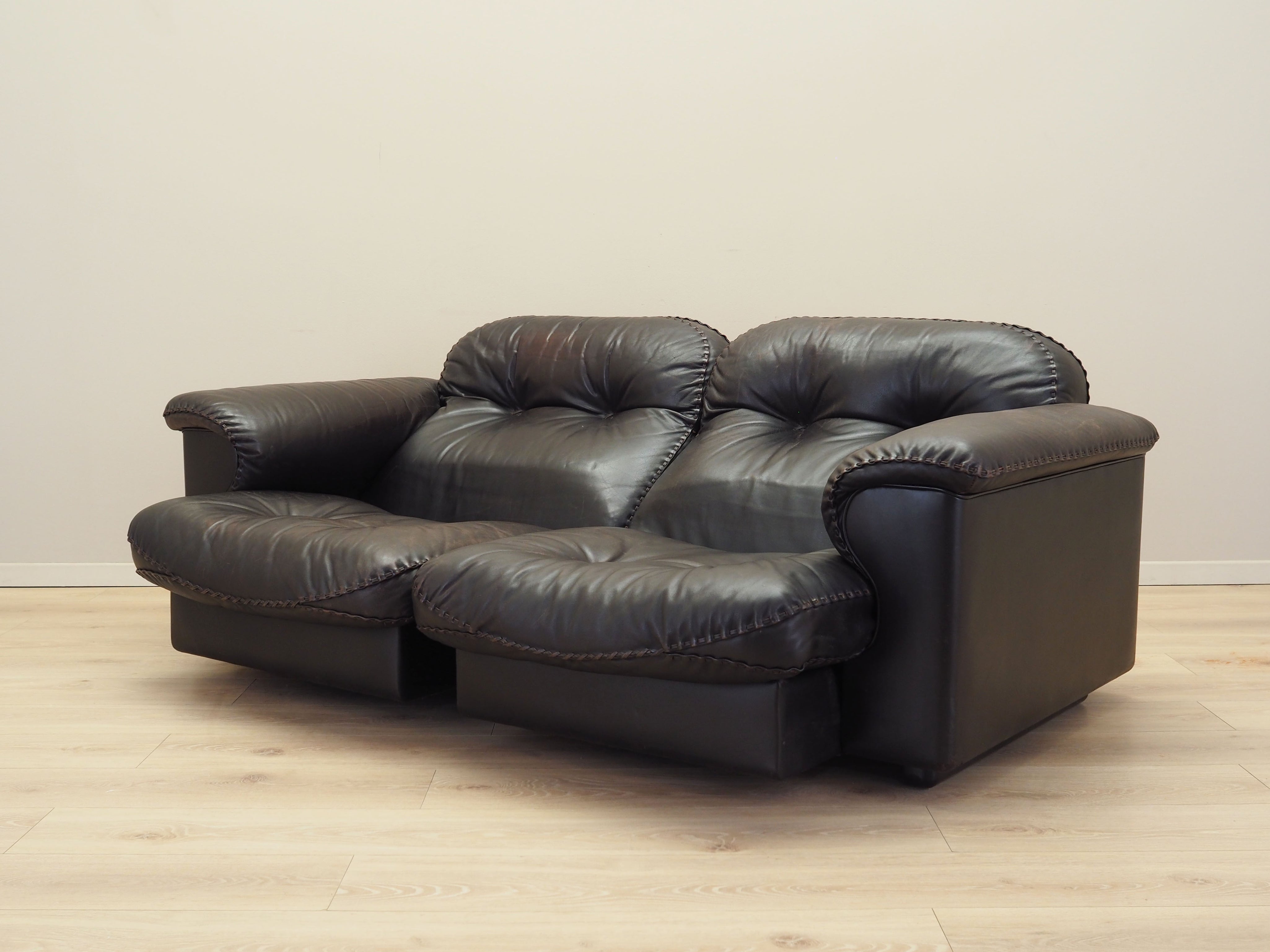 Brown_leather_sofa_Swiss_design_1970s_manufacture_De_Sede