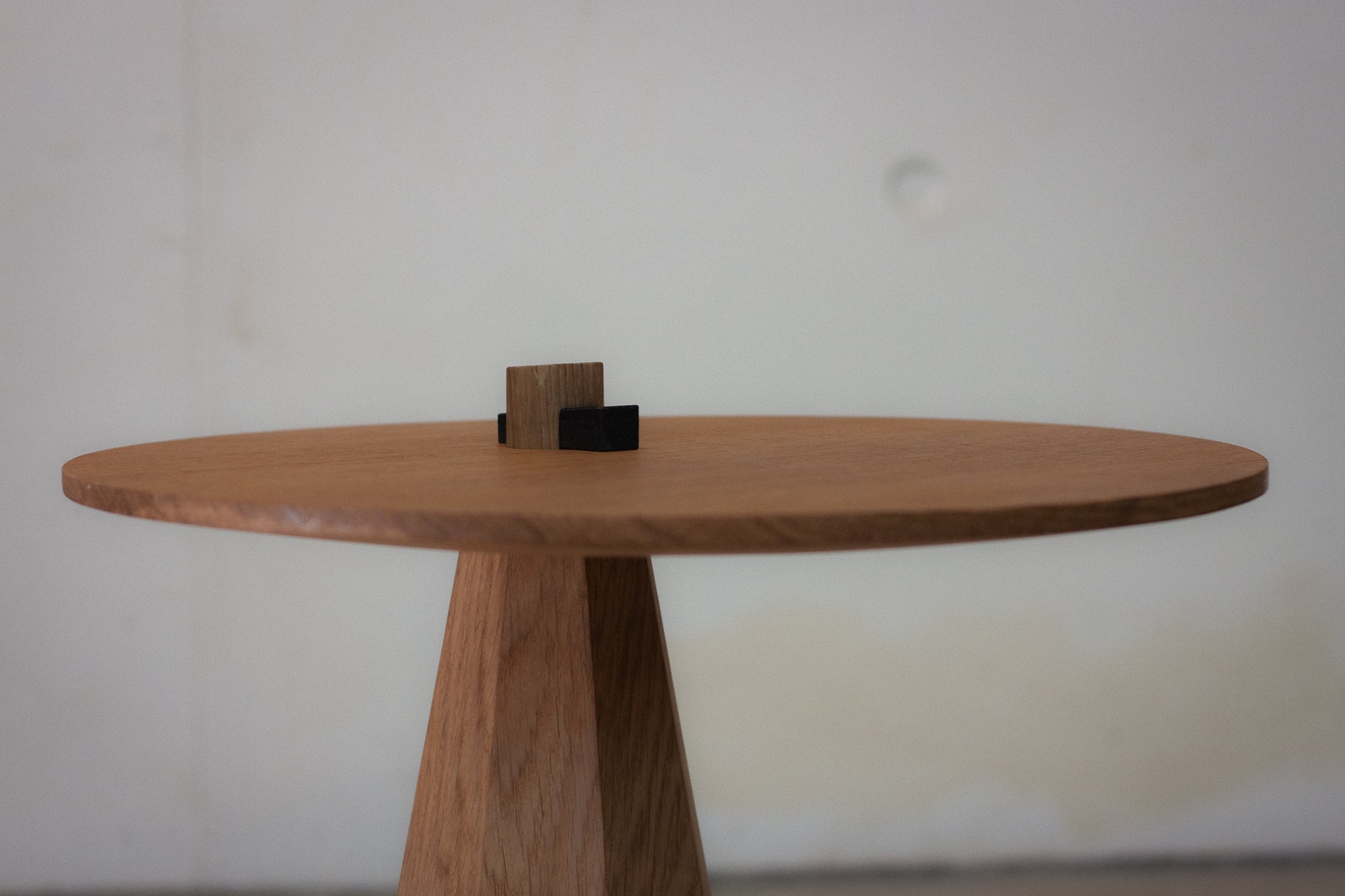 Chock_Side_Table
