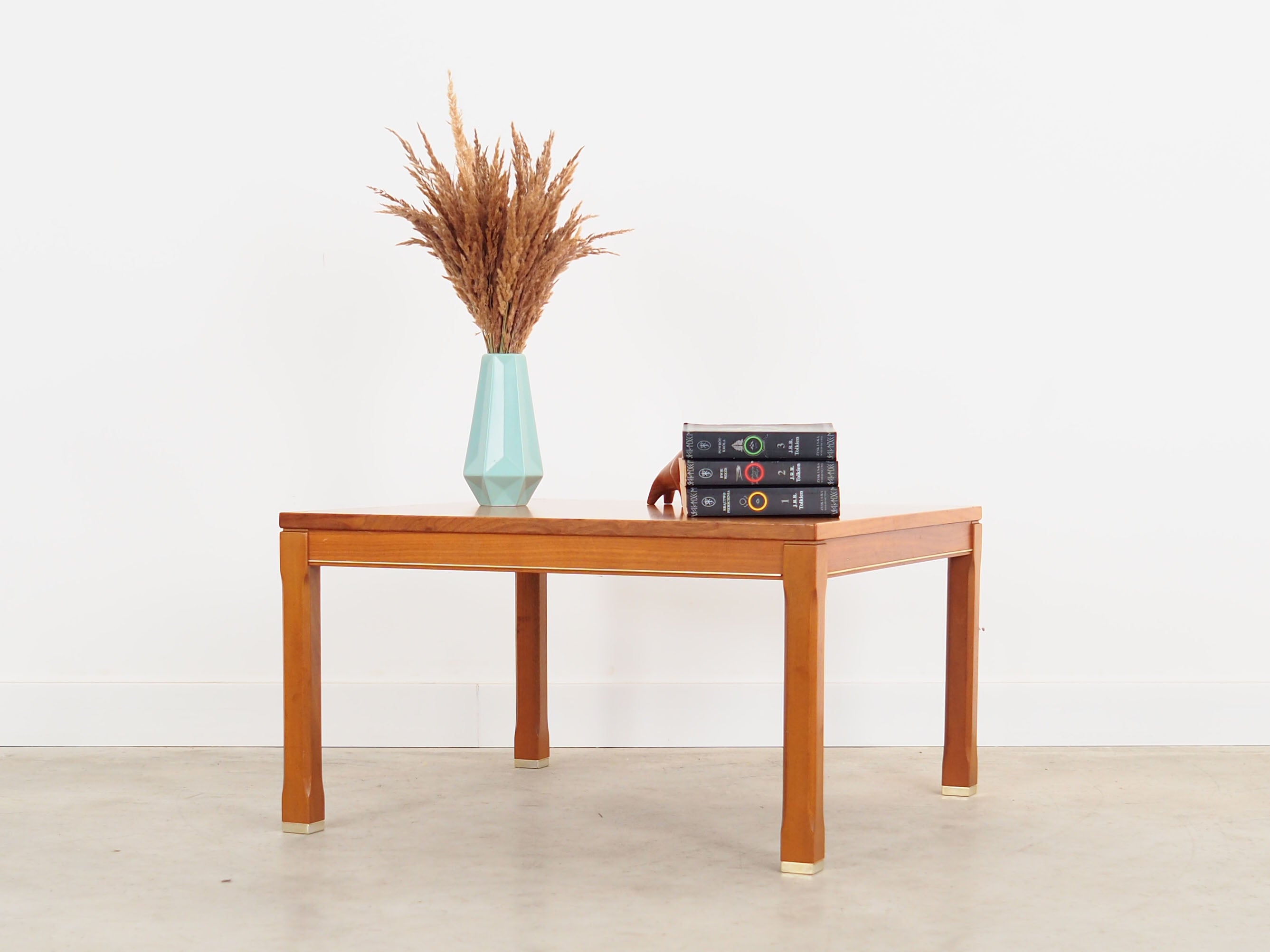 Coffee_table_Danish_design_1970s_production_Denmark
