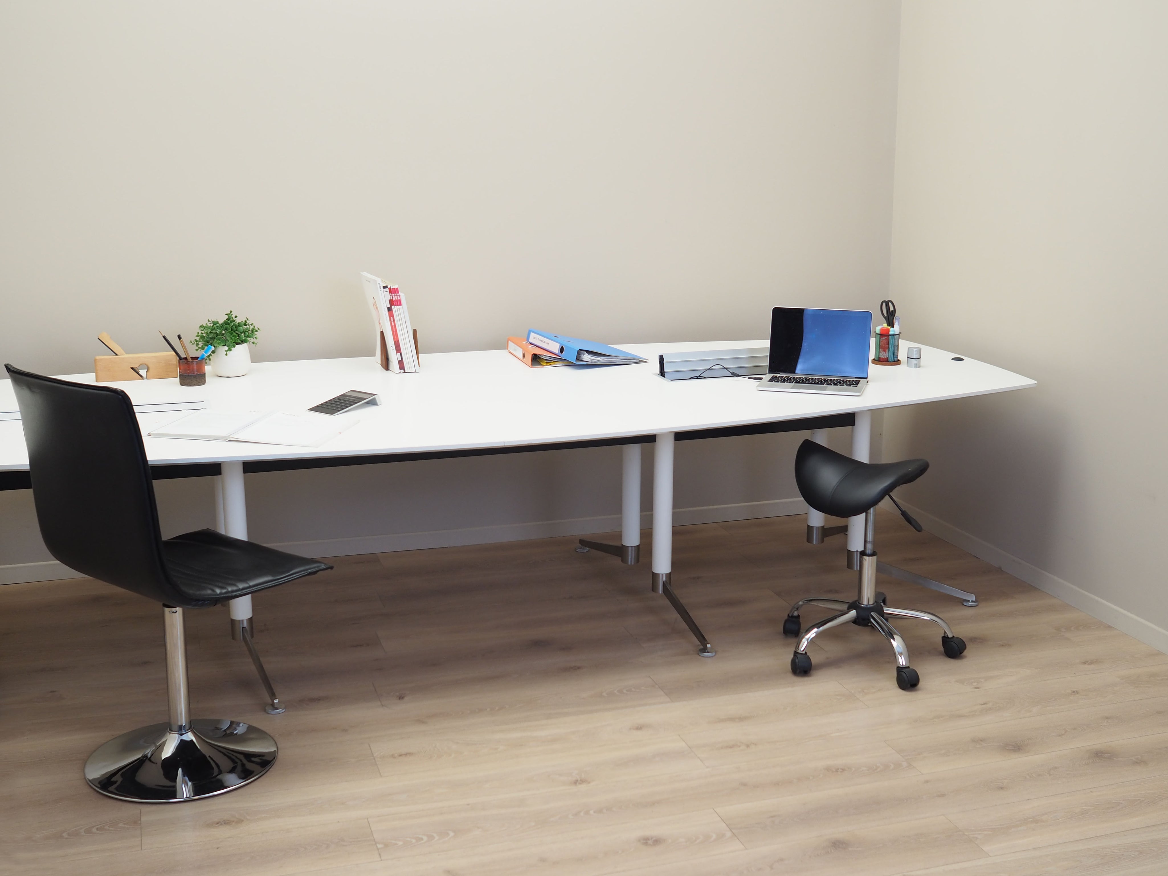 Conference_table_Danish_design_2016_designer_Paul_Leroy_manufacturer_Paustian