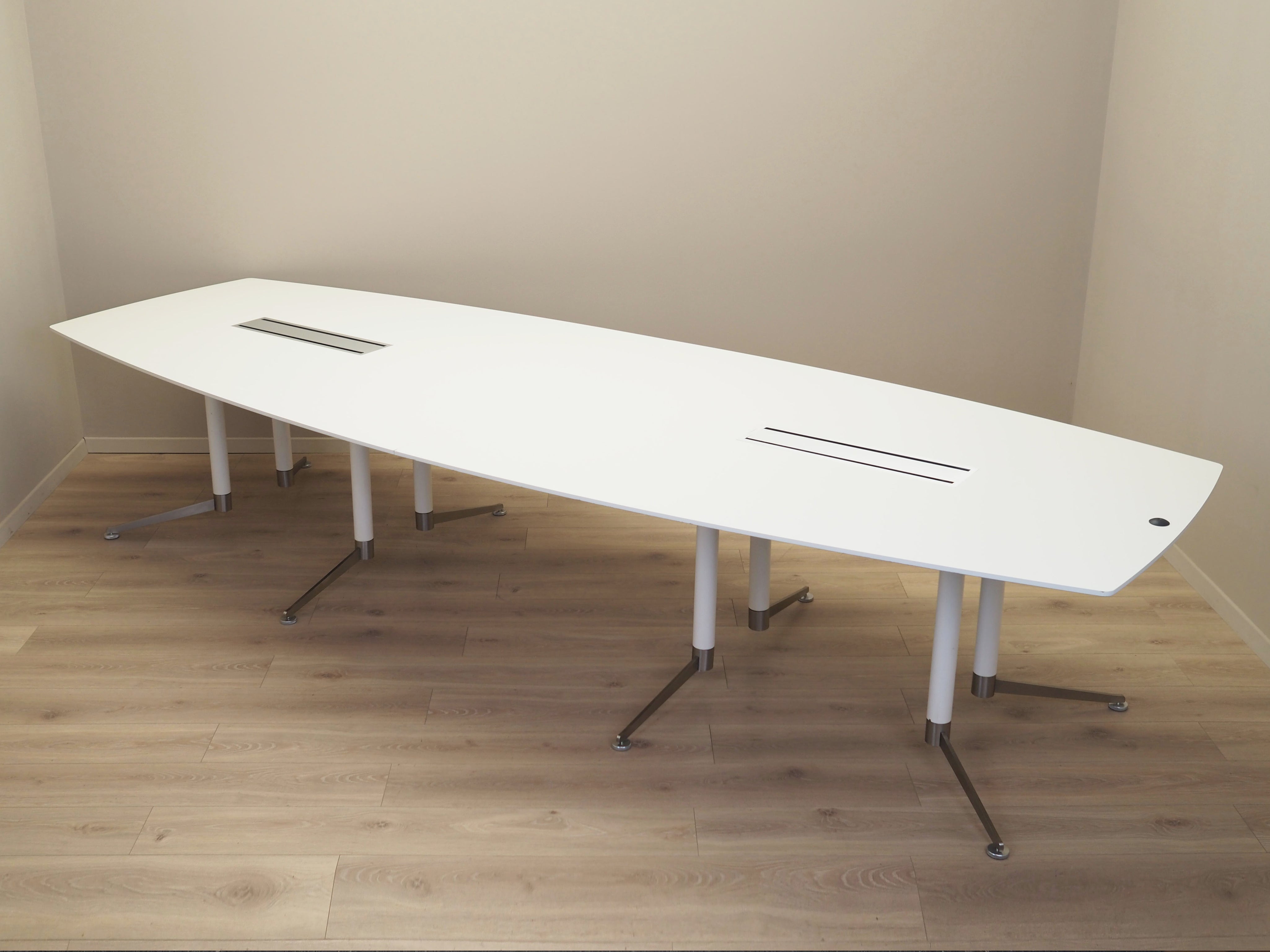 Conference_table_Danish_design_2016_designer_Paul_Leroy_manufacturer_Paustian