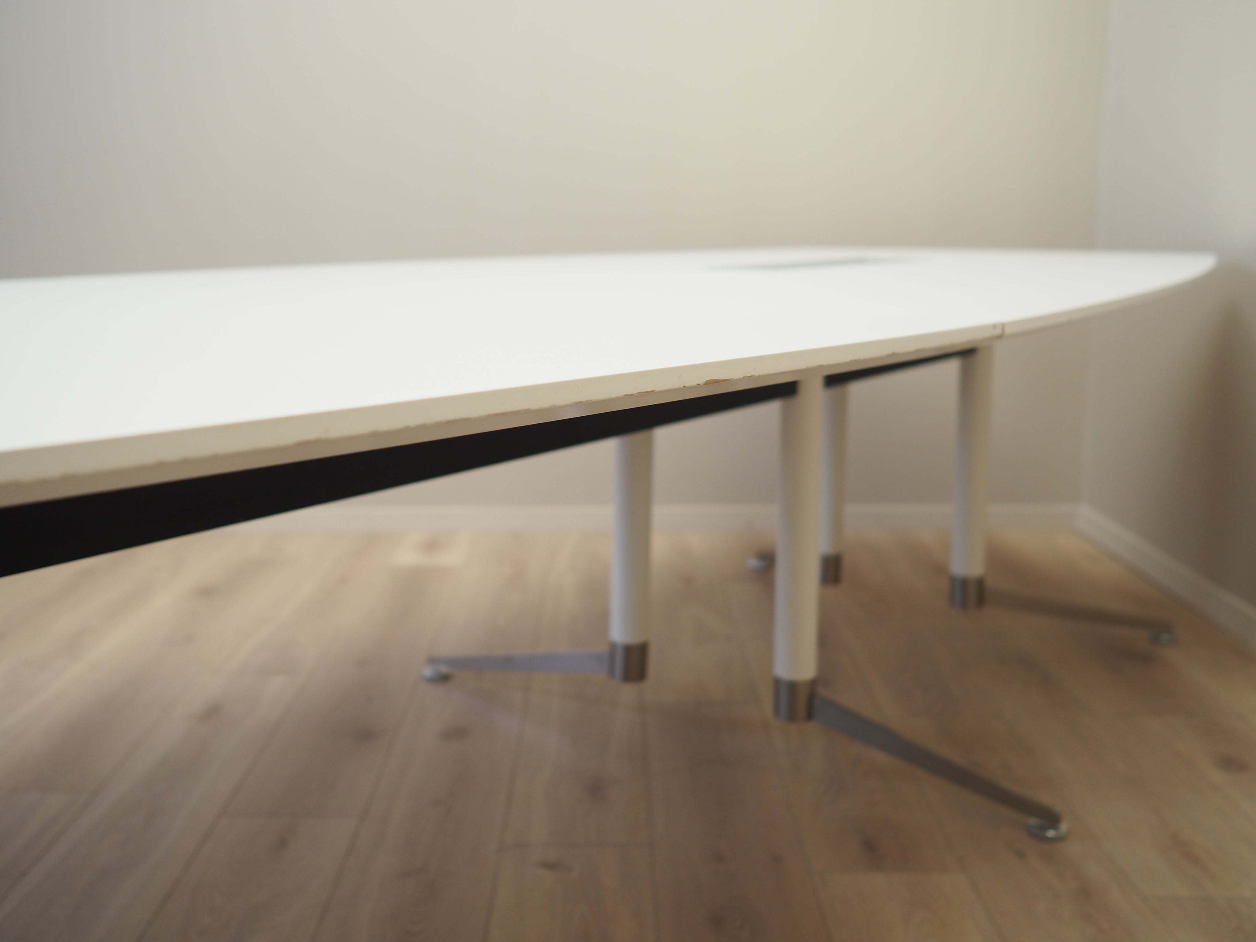 Conference_table_Danish_design_2016_designer_Paul_Leroy_manufacturer_Paustian