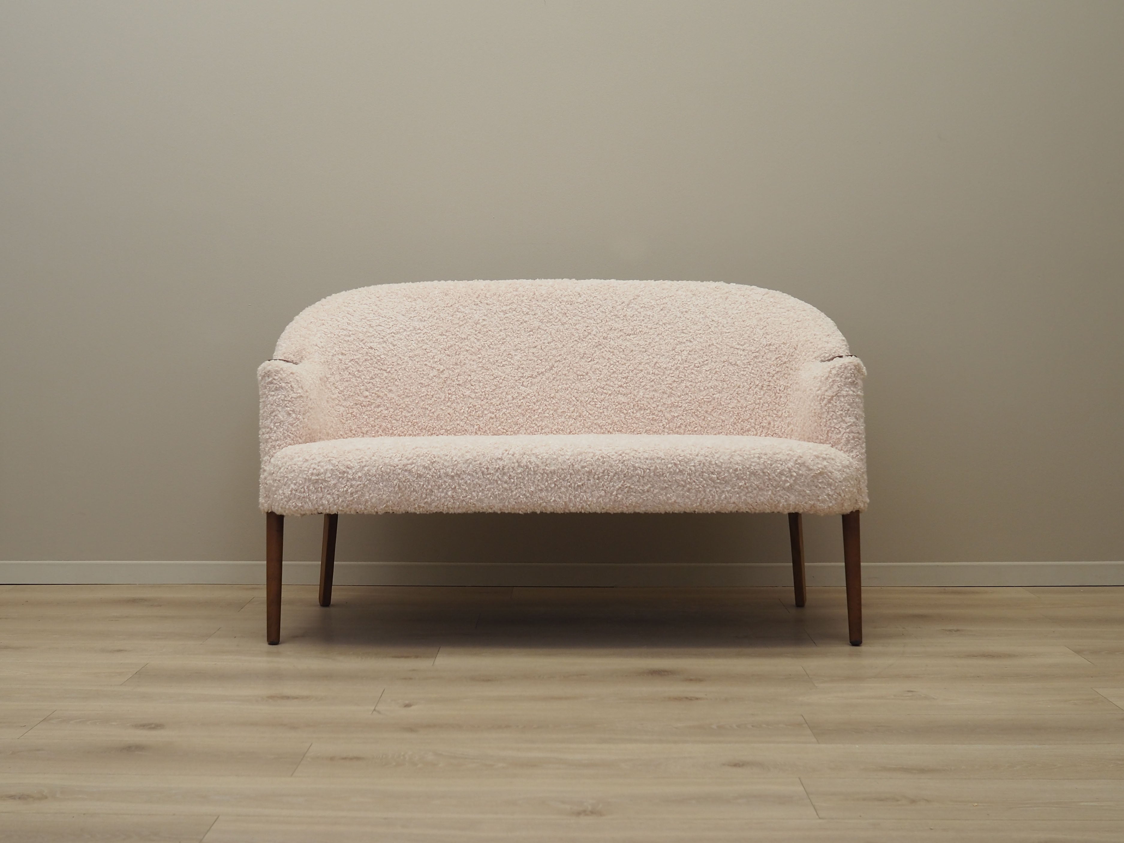 Cream_sofa_Danish_design_1970s_production_Denmark