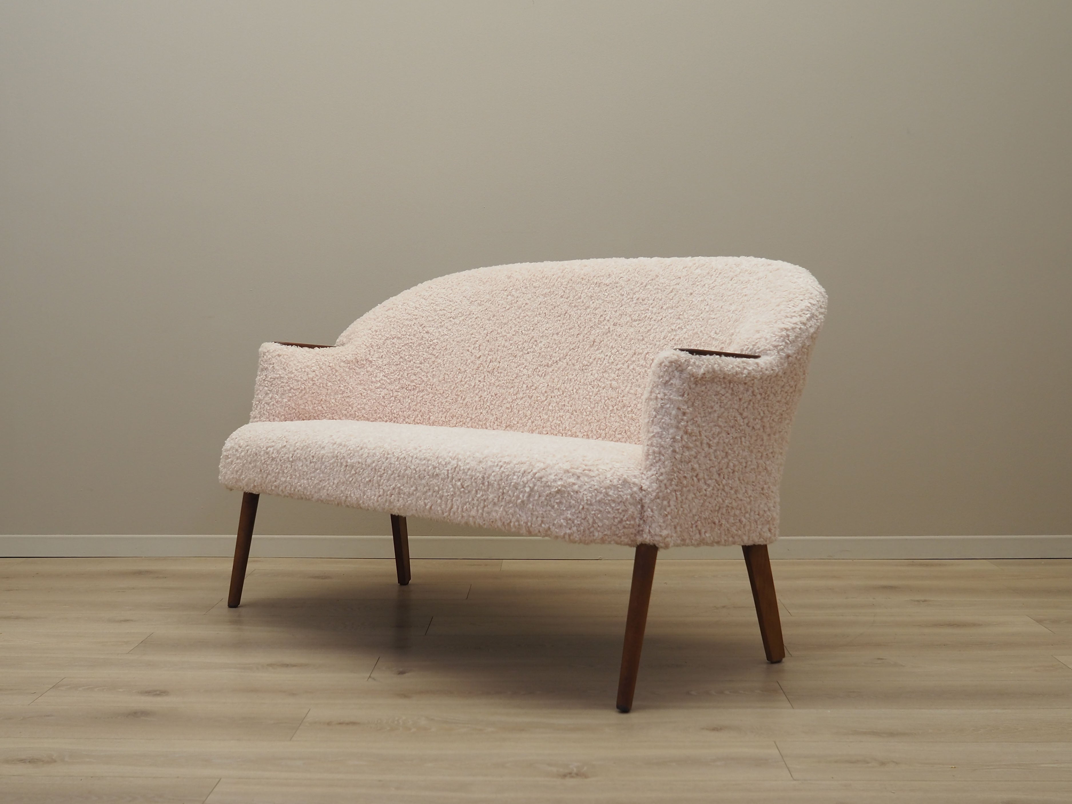 Cream_sofa_Danish_design_1970s_production_Denmark