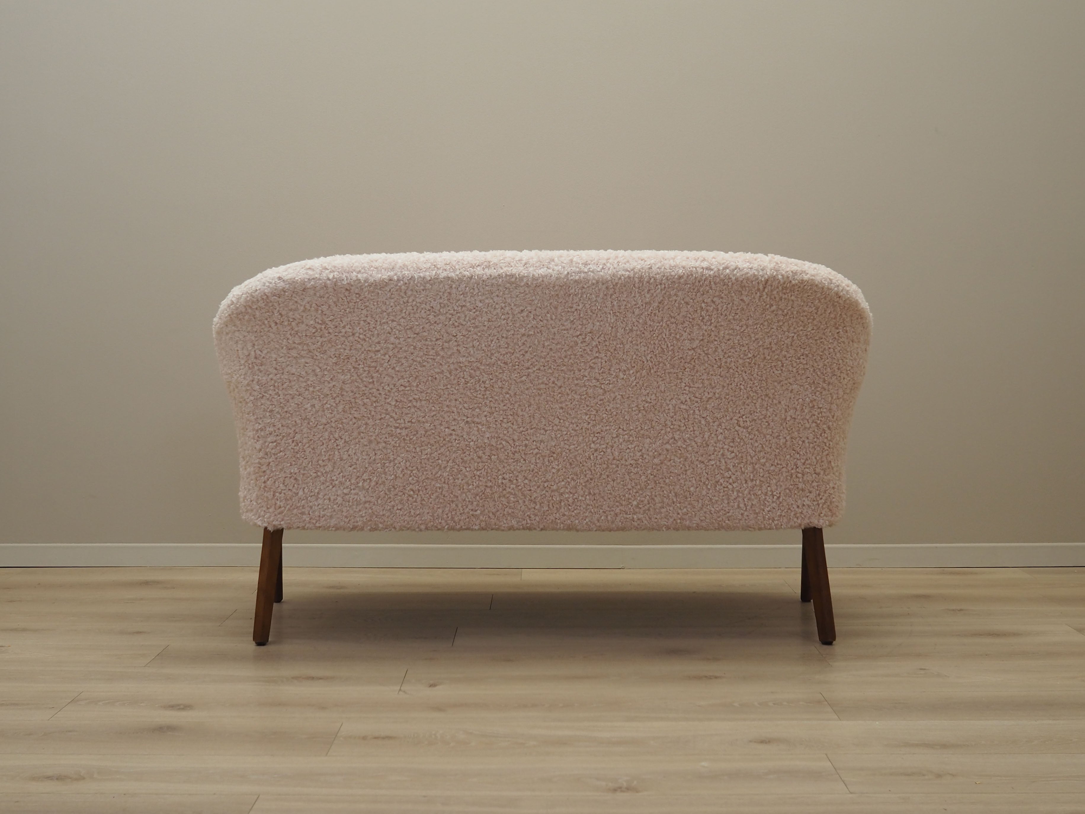 Cream_sofa_Danish_design_1970s_production_Denmark