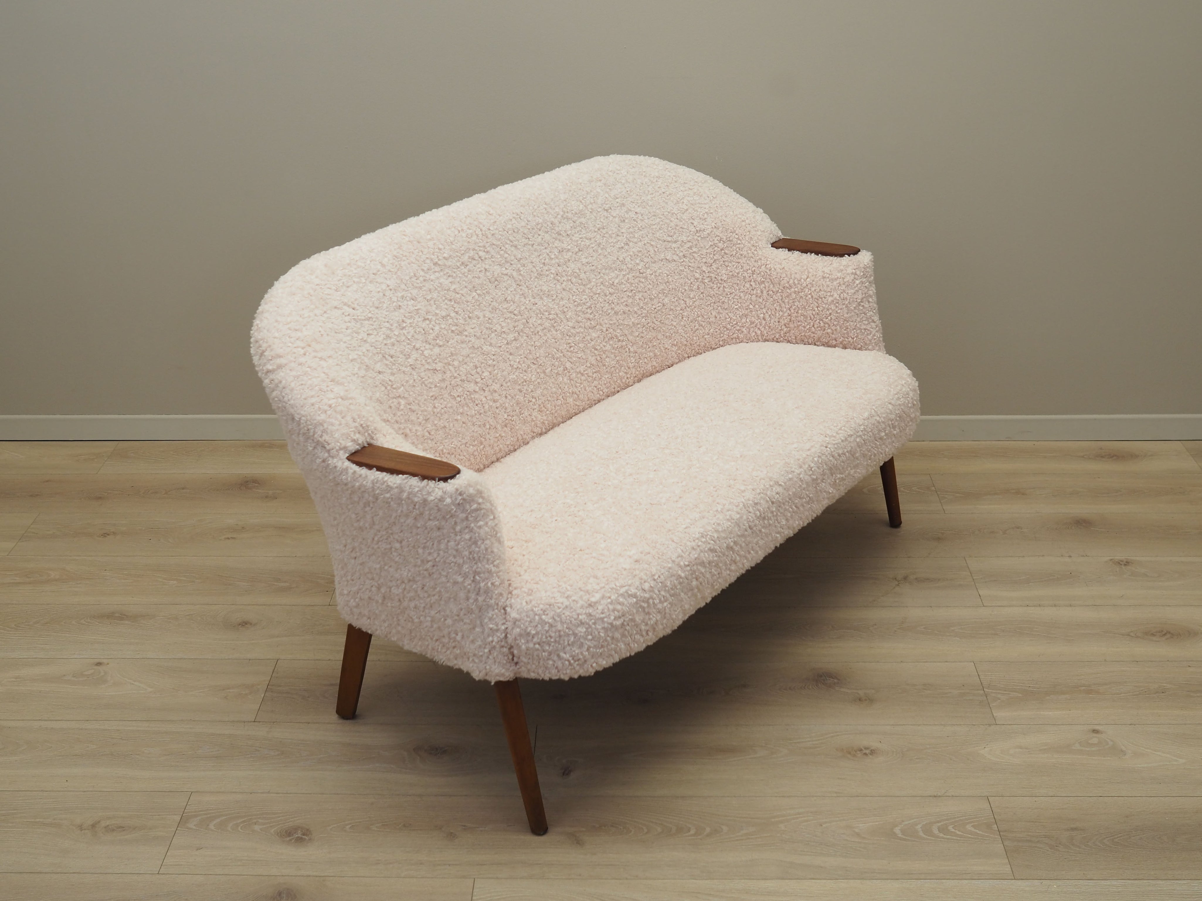 Cream_sofa_Danish_design_1970s_production_Denmark
