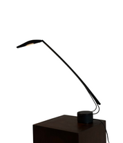 Modern_black_desk_lamp_on_a_white_background