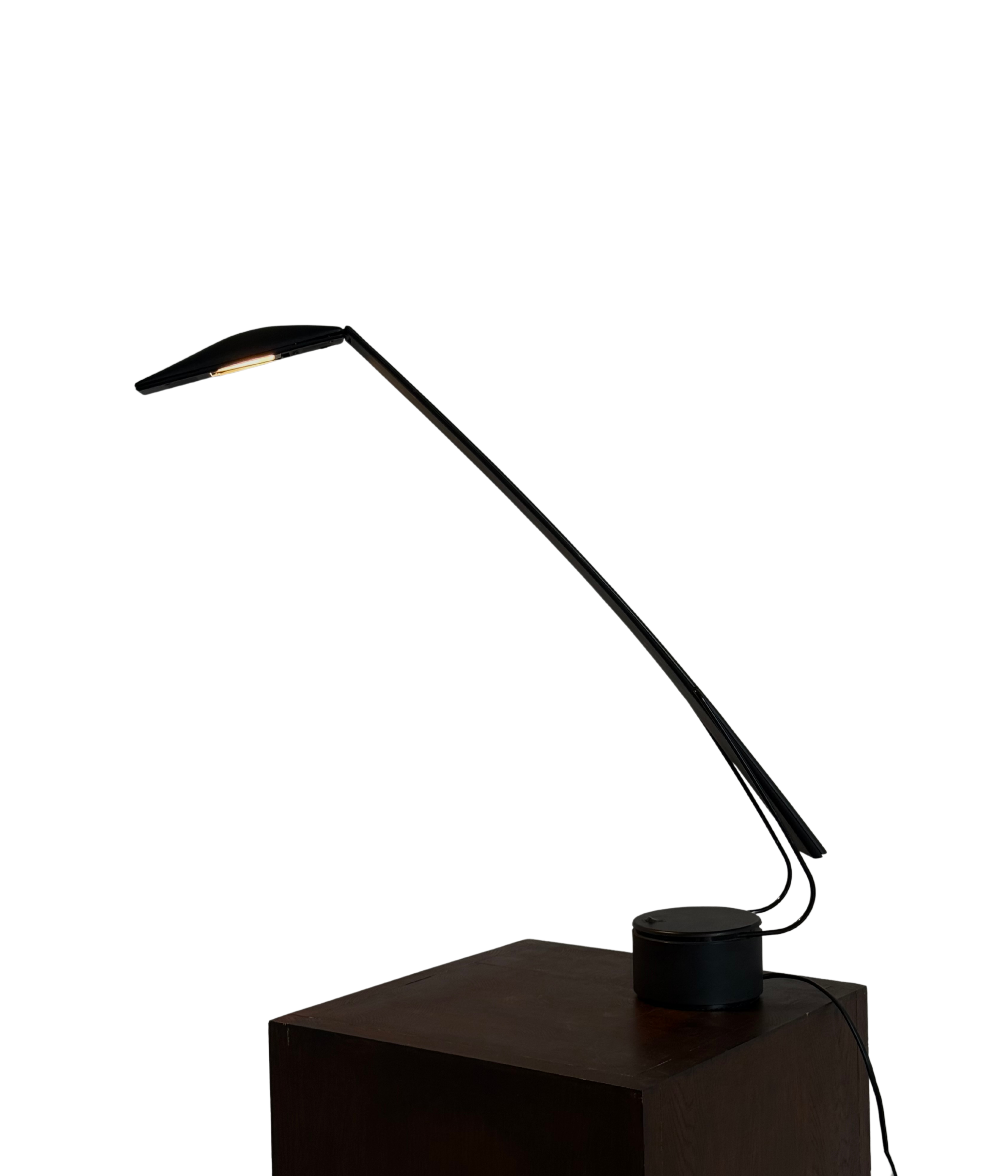 Modern_black_desk_lamp_on_a_white_background