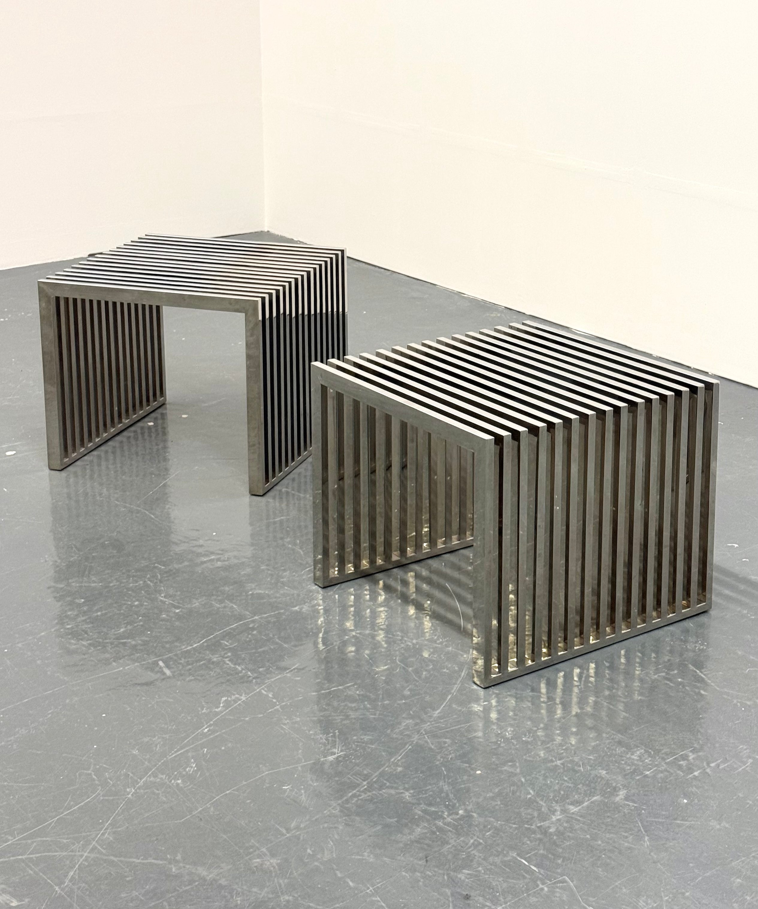 Eichholtz_Carlisle_side_table_in_polished_stainless_steel