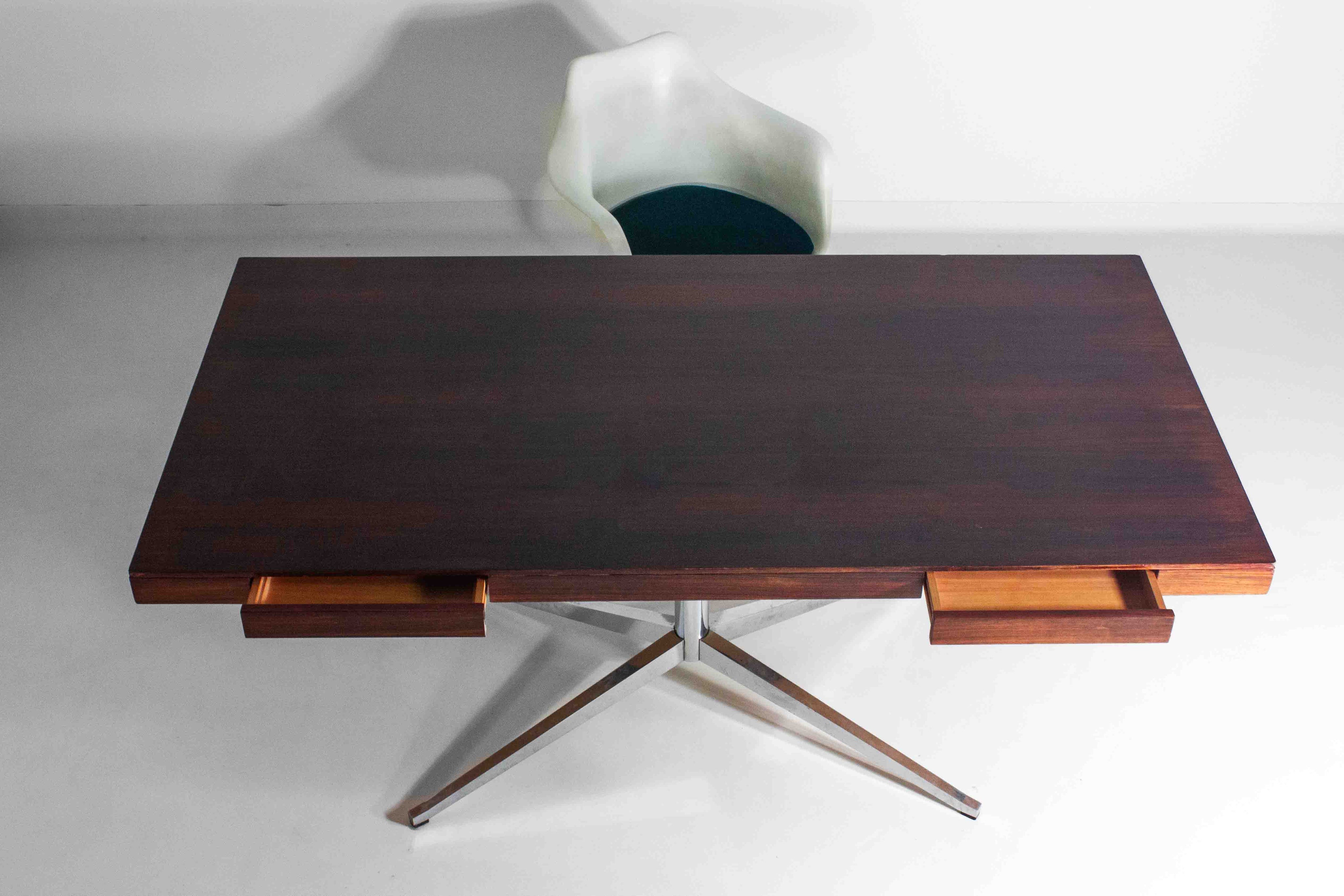 Executive_series_partner_desk_by_Florence_Knoll_for_Knoll_International_1970s