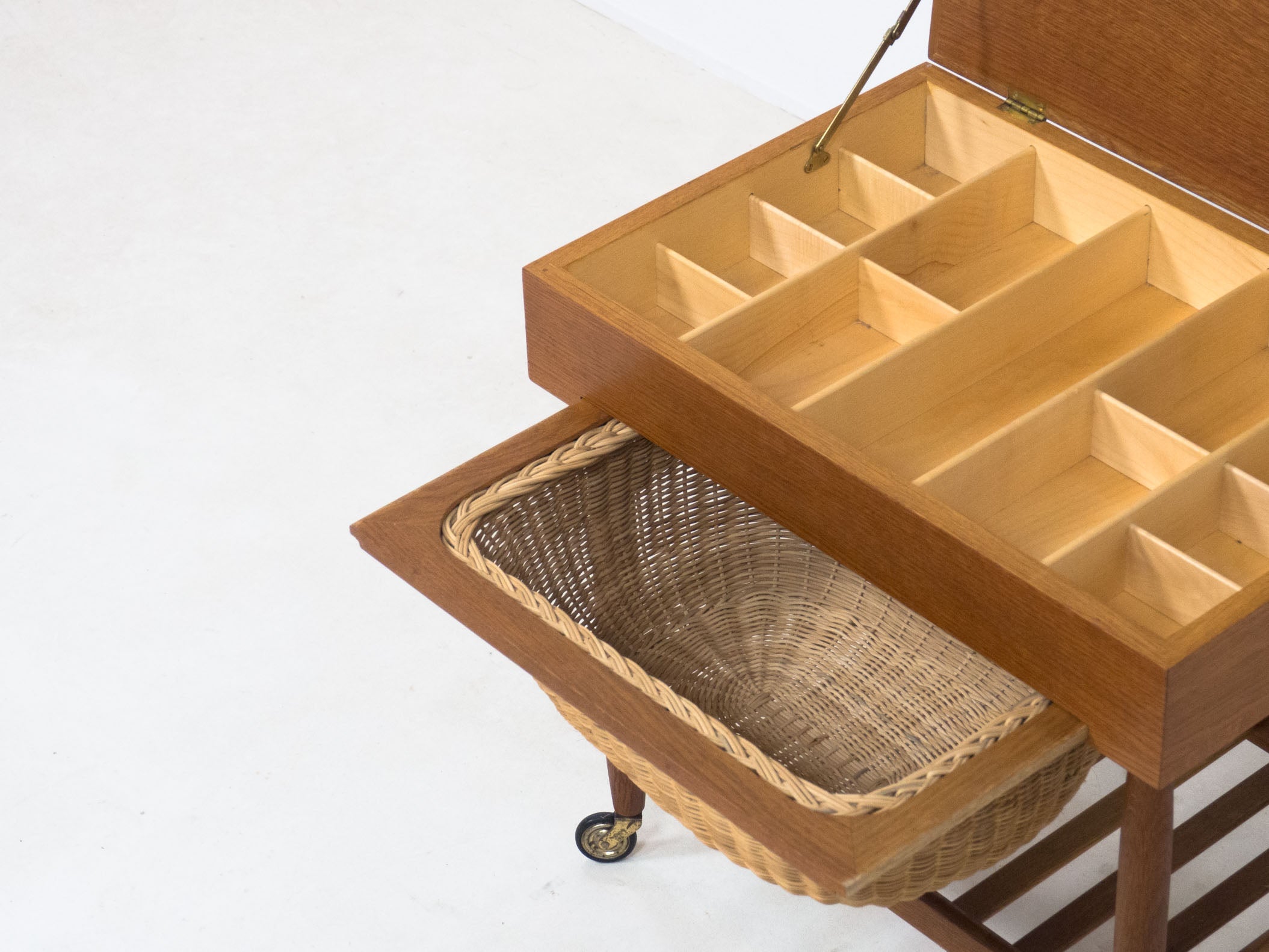 FDB_M_bler_Model_R101_Oak_Side_Table_by_Ejvind_A._Johansson