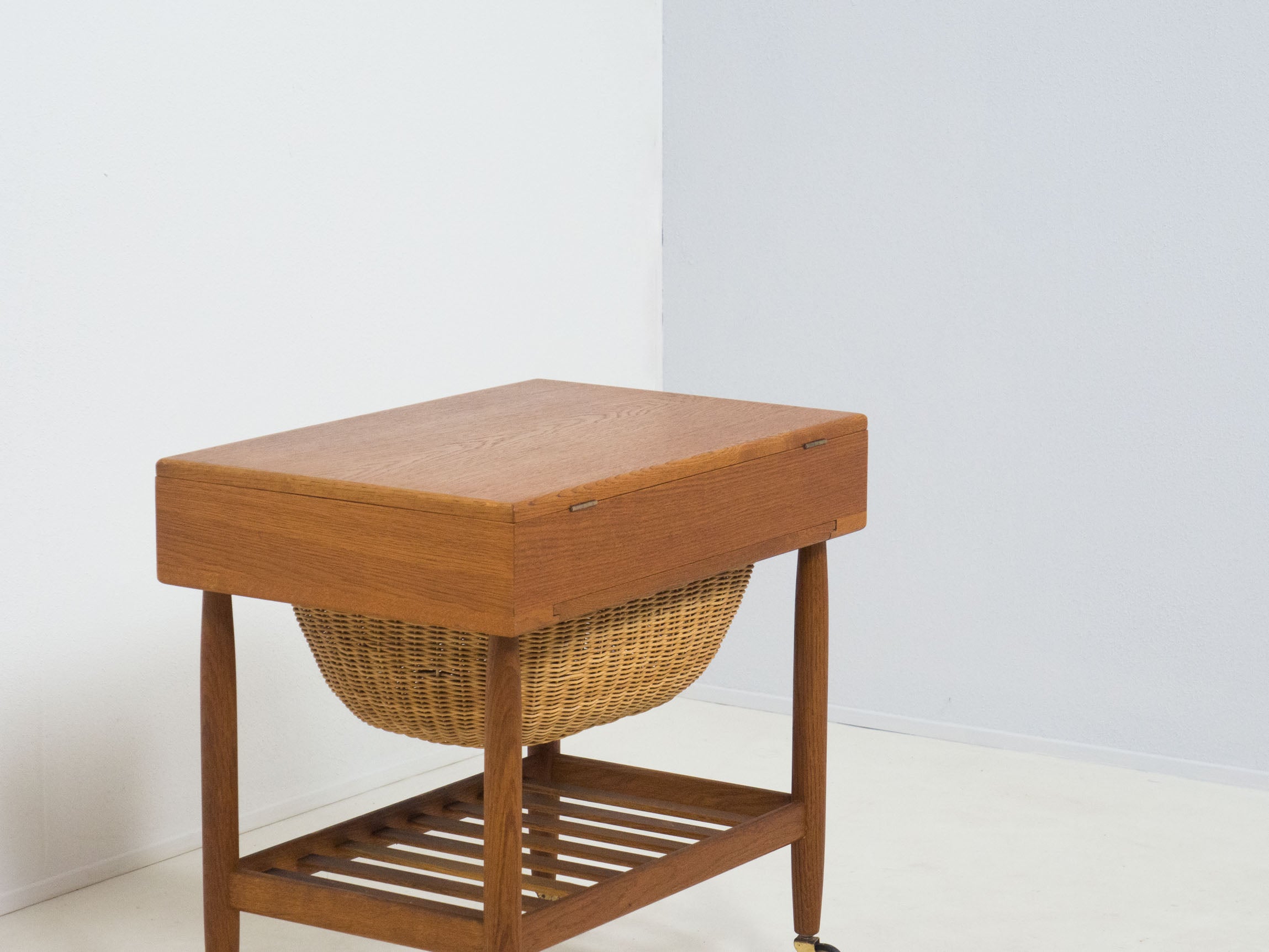 FDB_M_bler_Model_R101_Oak_Side_Table_by_Ejvind_A._Johansson