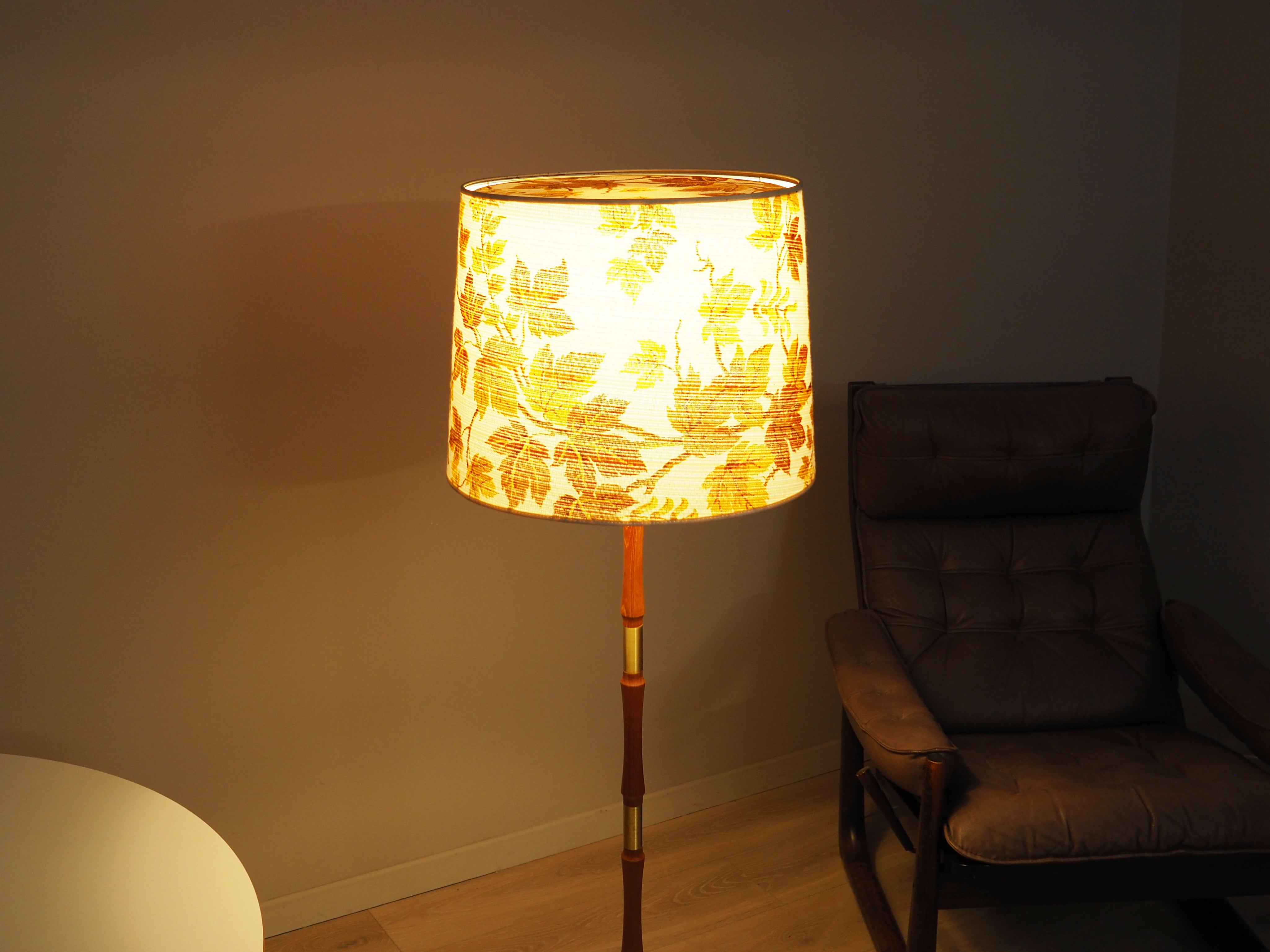 Floor_lamp_Danish_design_from_1970s_production_Denmark