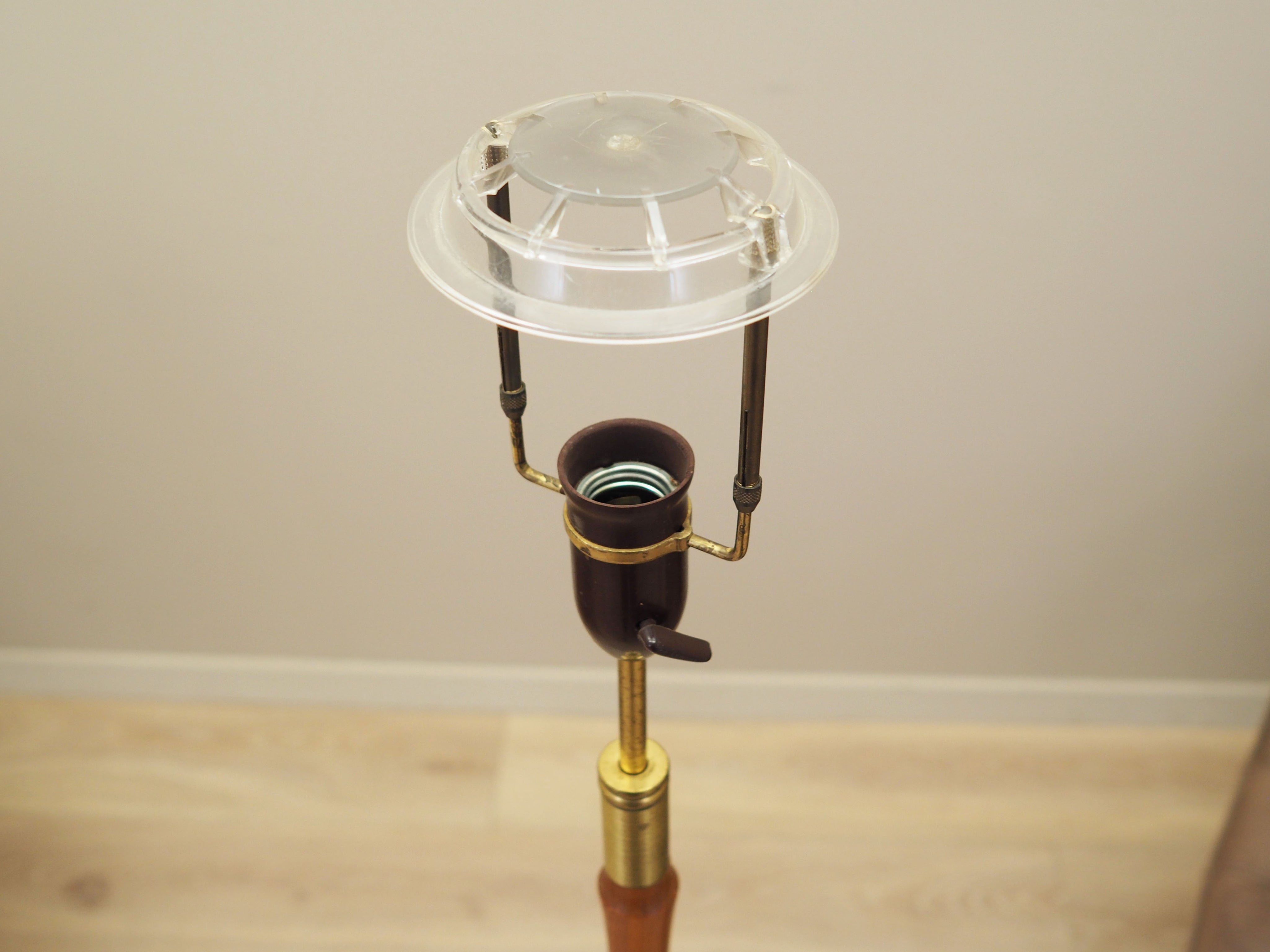 Floor_lamp_Danish_design_from_1970s_production_Denmark