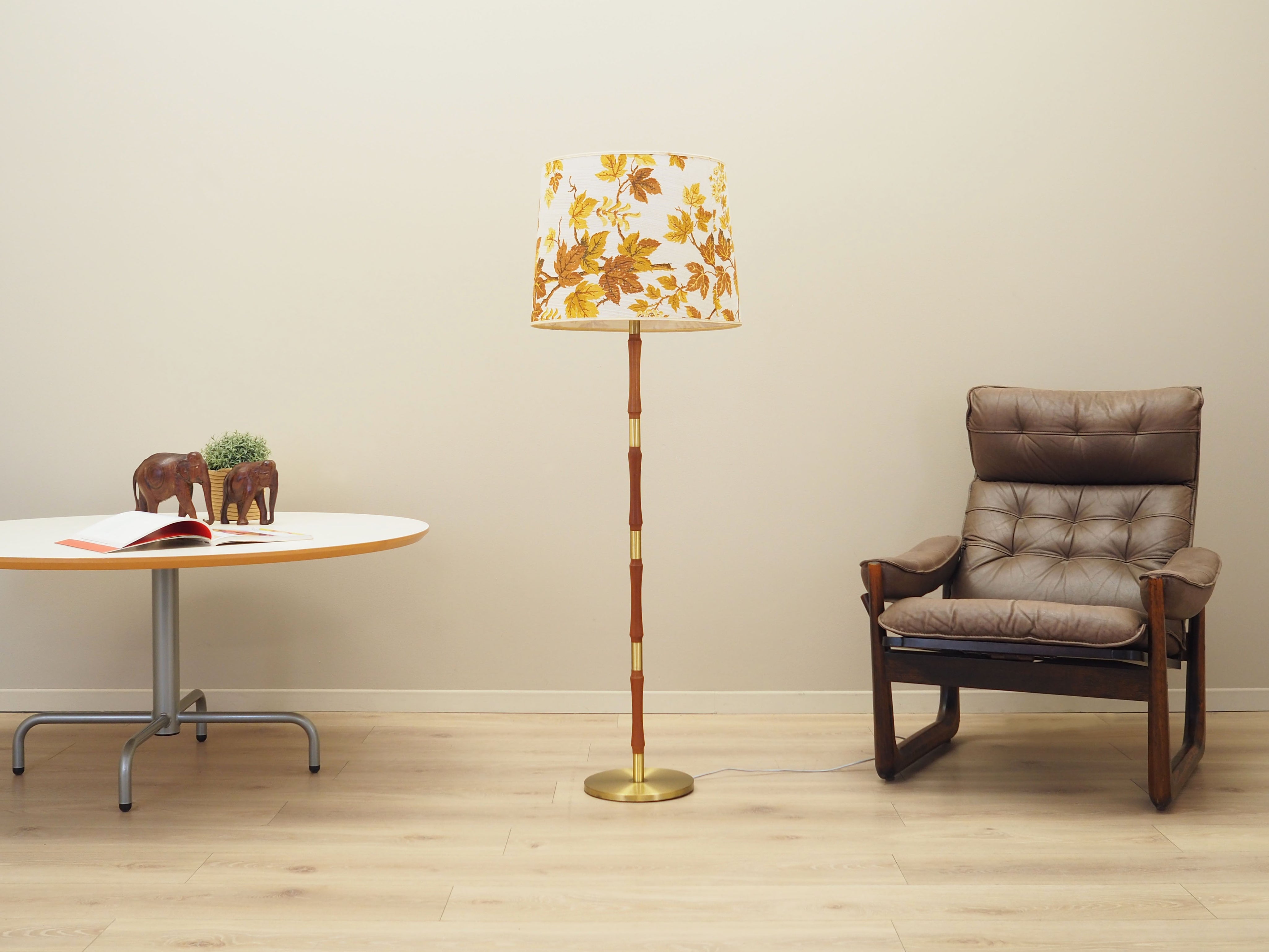 Floor_lamp_Danish_design_from_1970s_production_Denmark