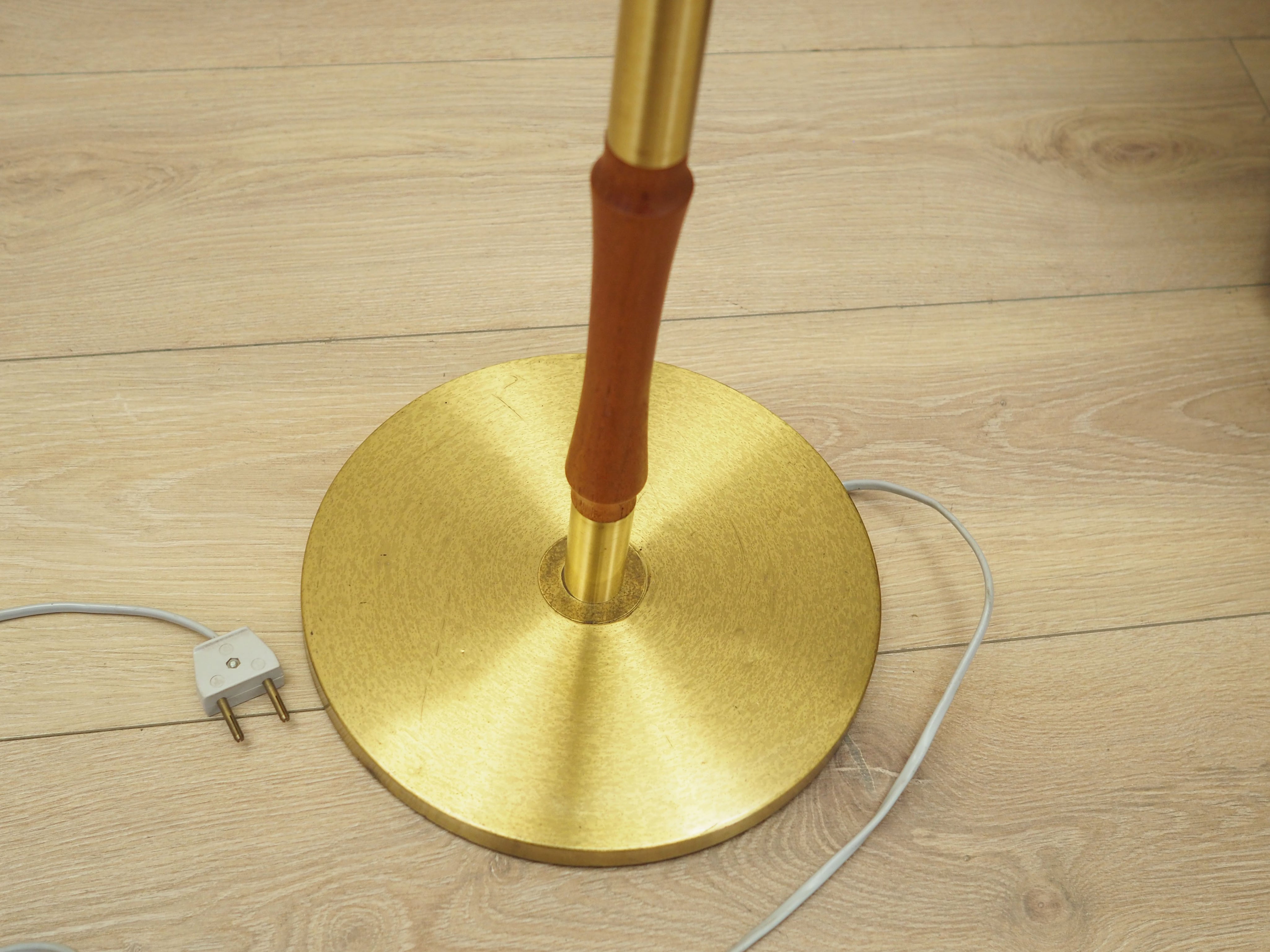 Floor_lamp_Danish_design_from_1970s_production_Denmark