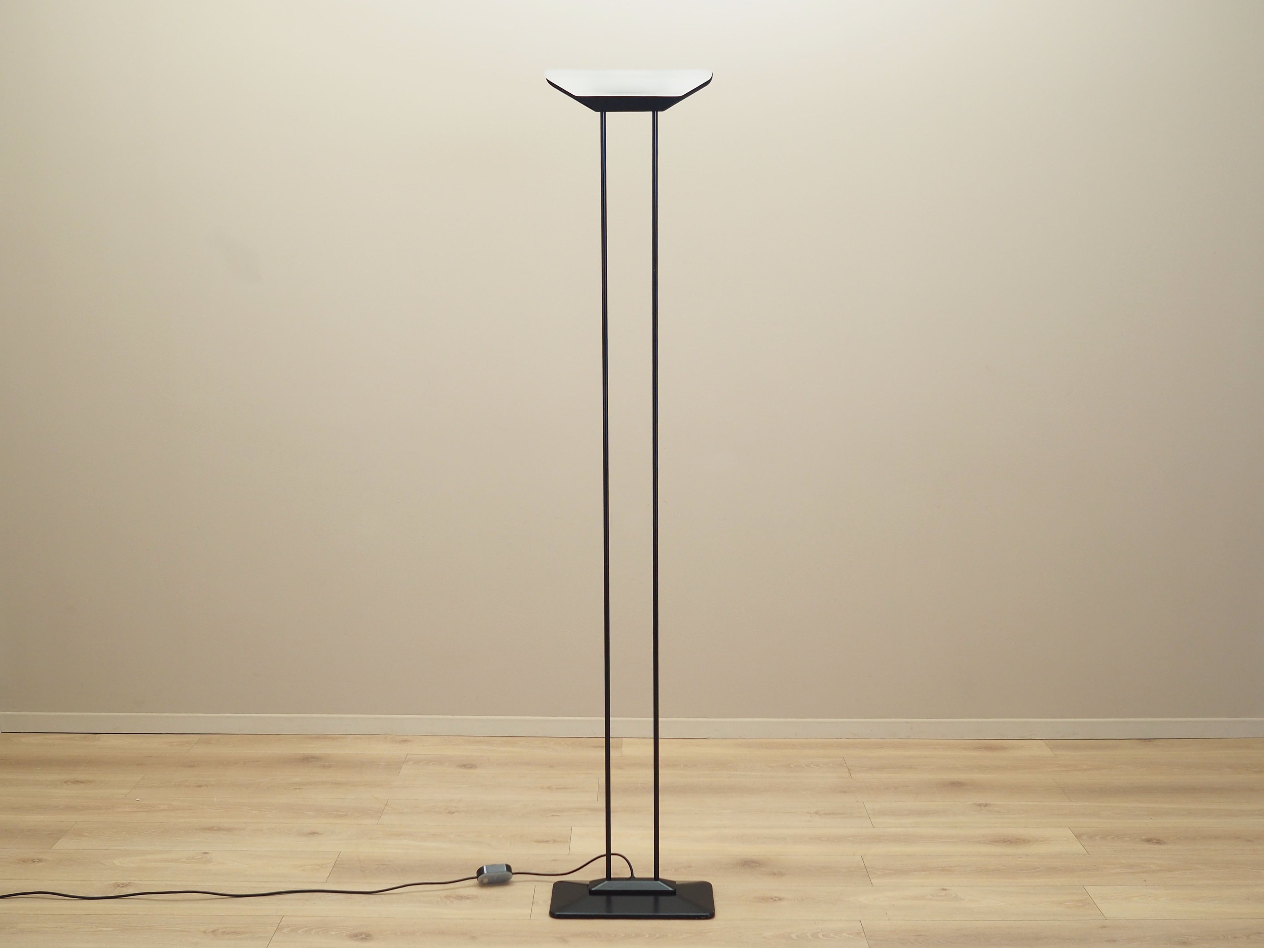 Floor_lamp_Italian_design_1970s_production_Italy