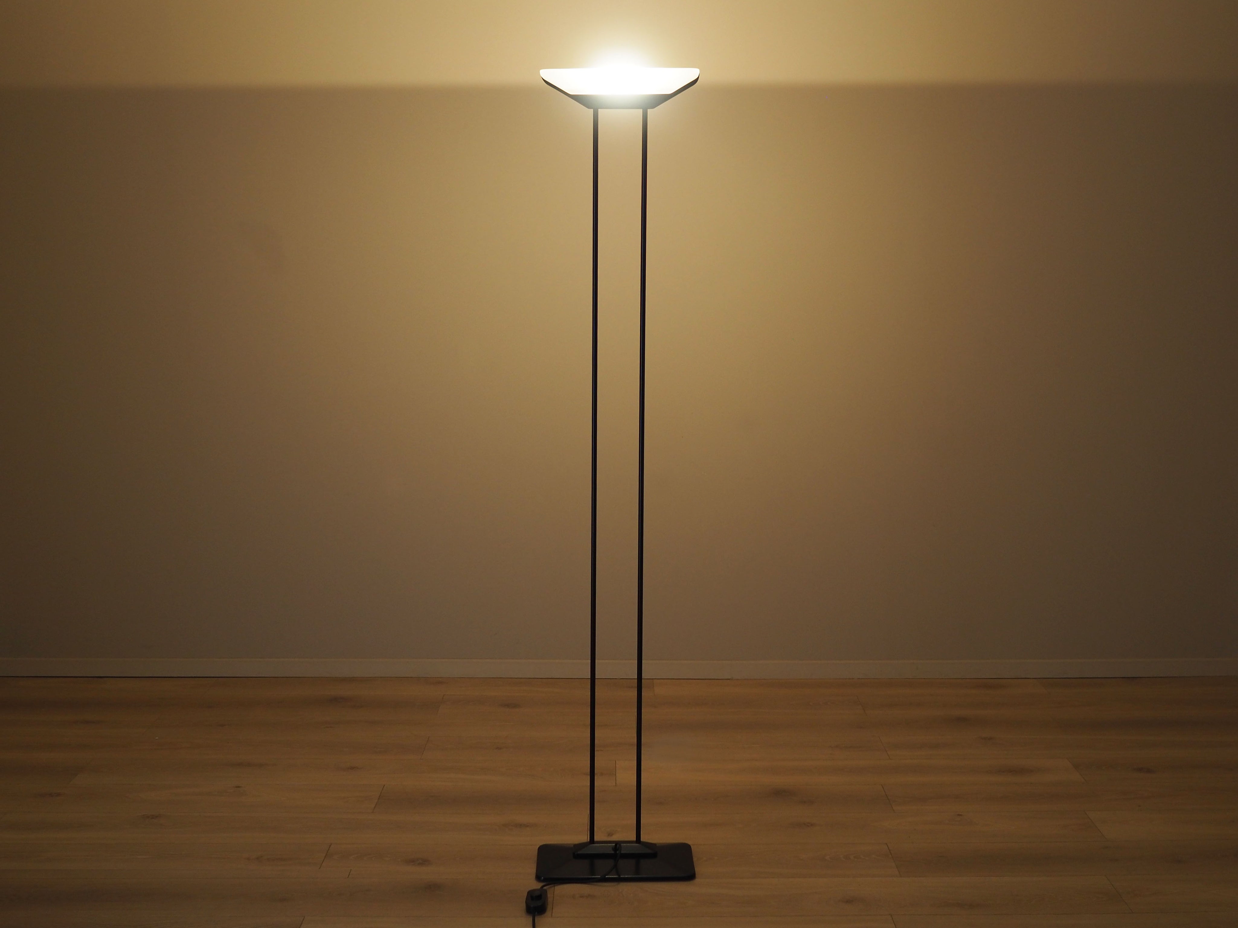 Floor_lamp_Italian_design_1970s_production_Italy