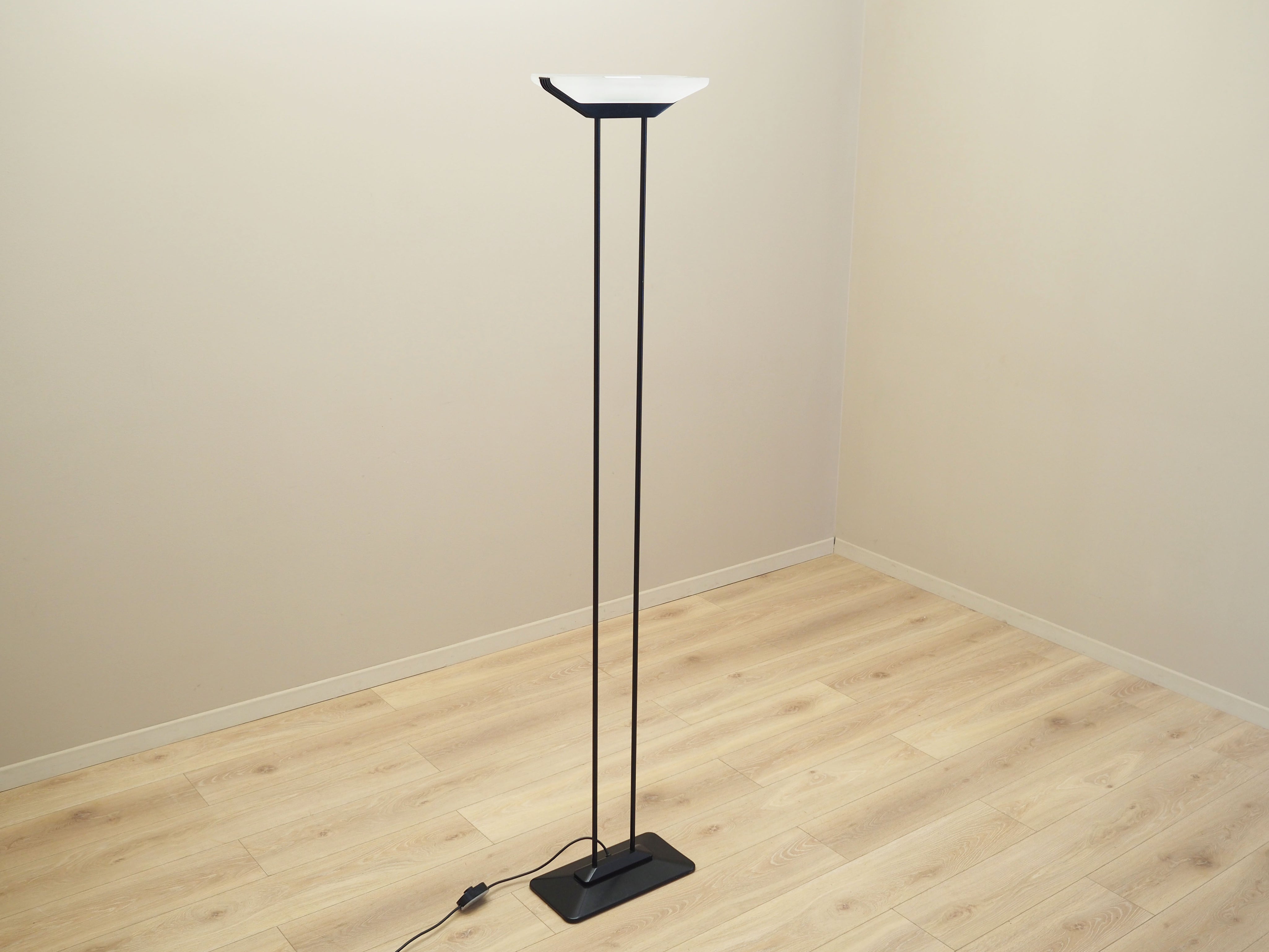 Floor_lamp_Italian_design_1970s_production_Italy