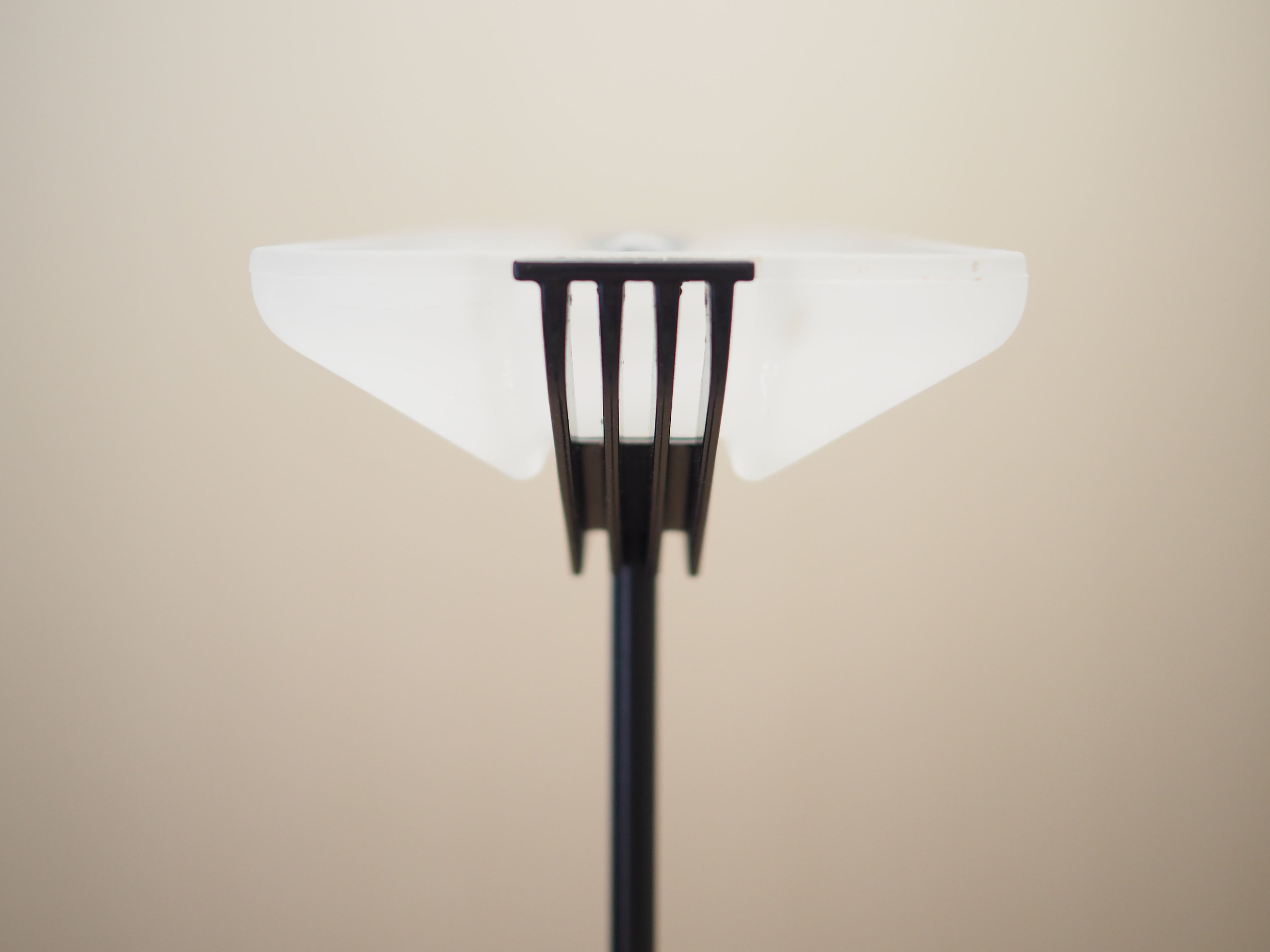 Floor_lamp_Italian_design_1970s_production_Italy