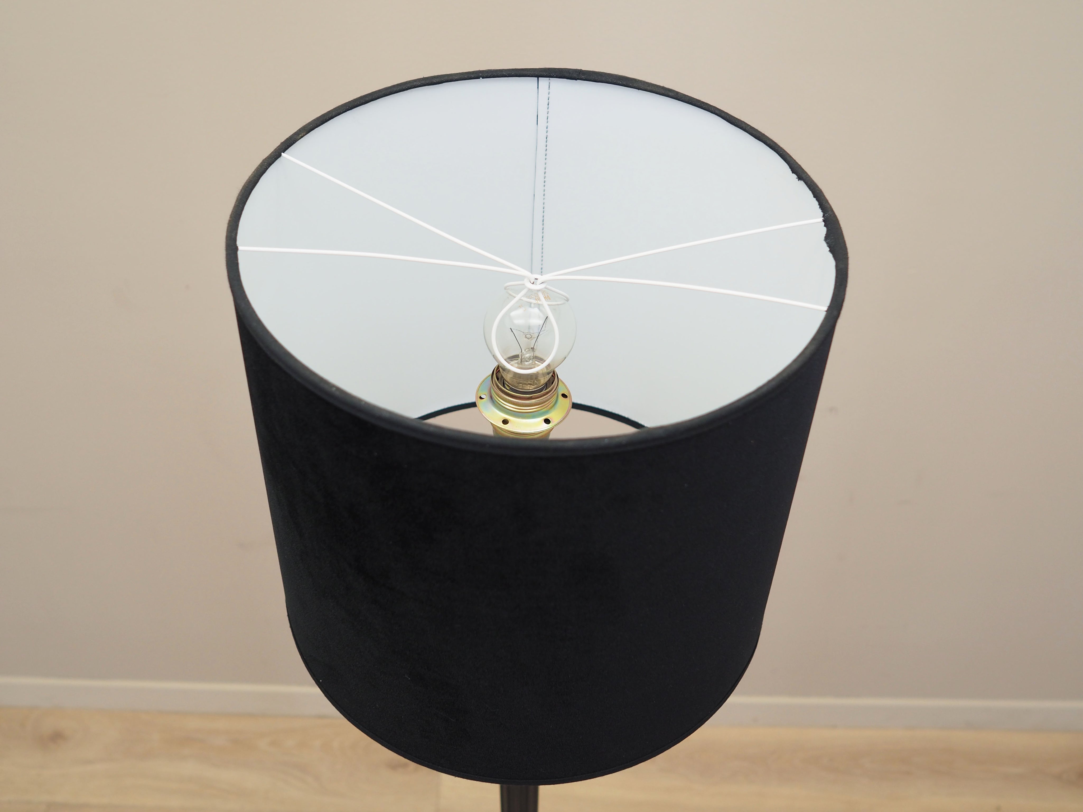Floor_lamp_in_Danish_design_1970s_production_Denmark