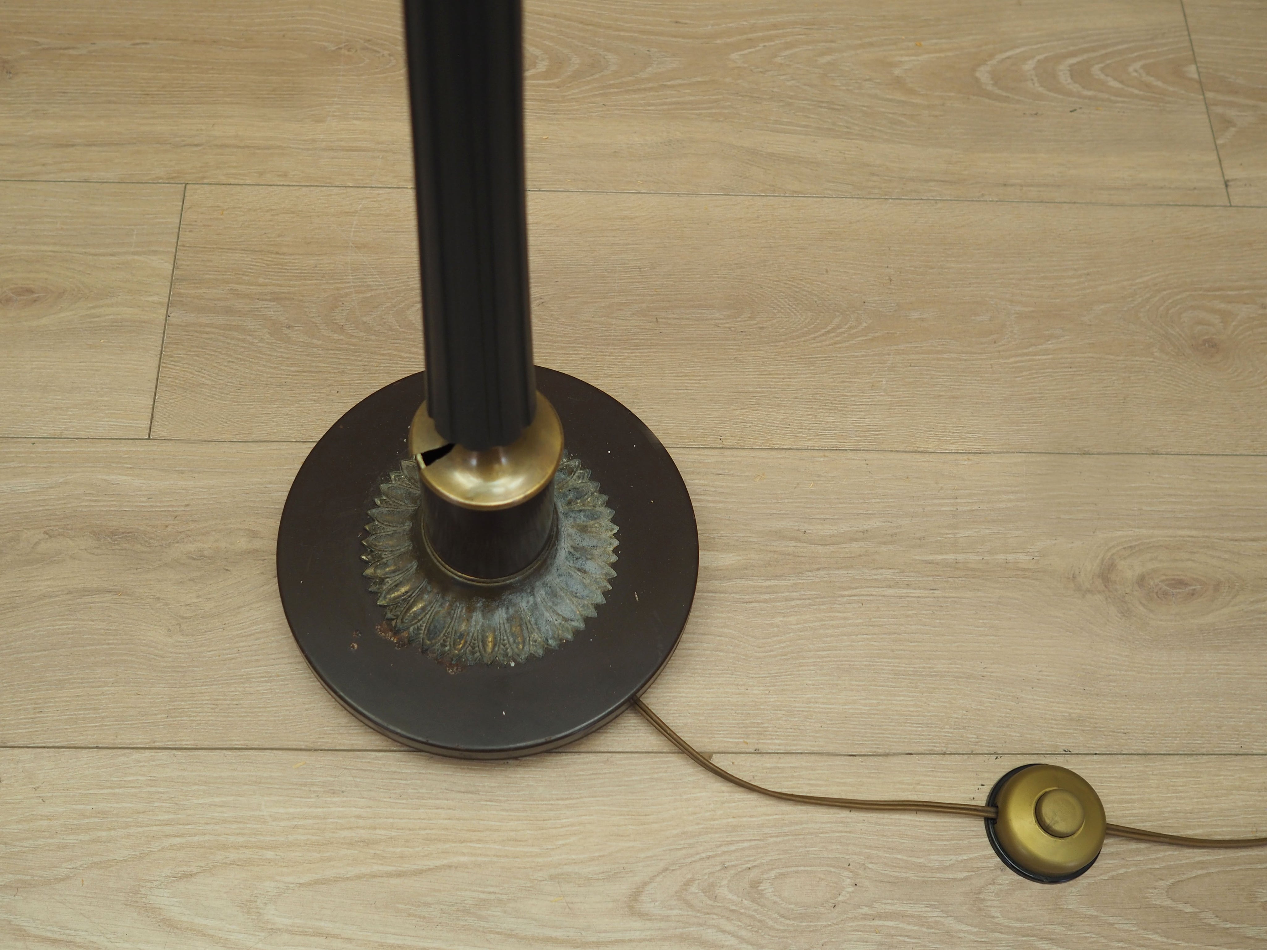 Floor_lamp_in_Danish_design_1970s_production_Denmark