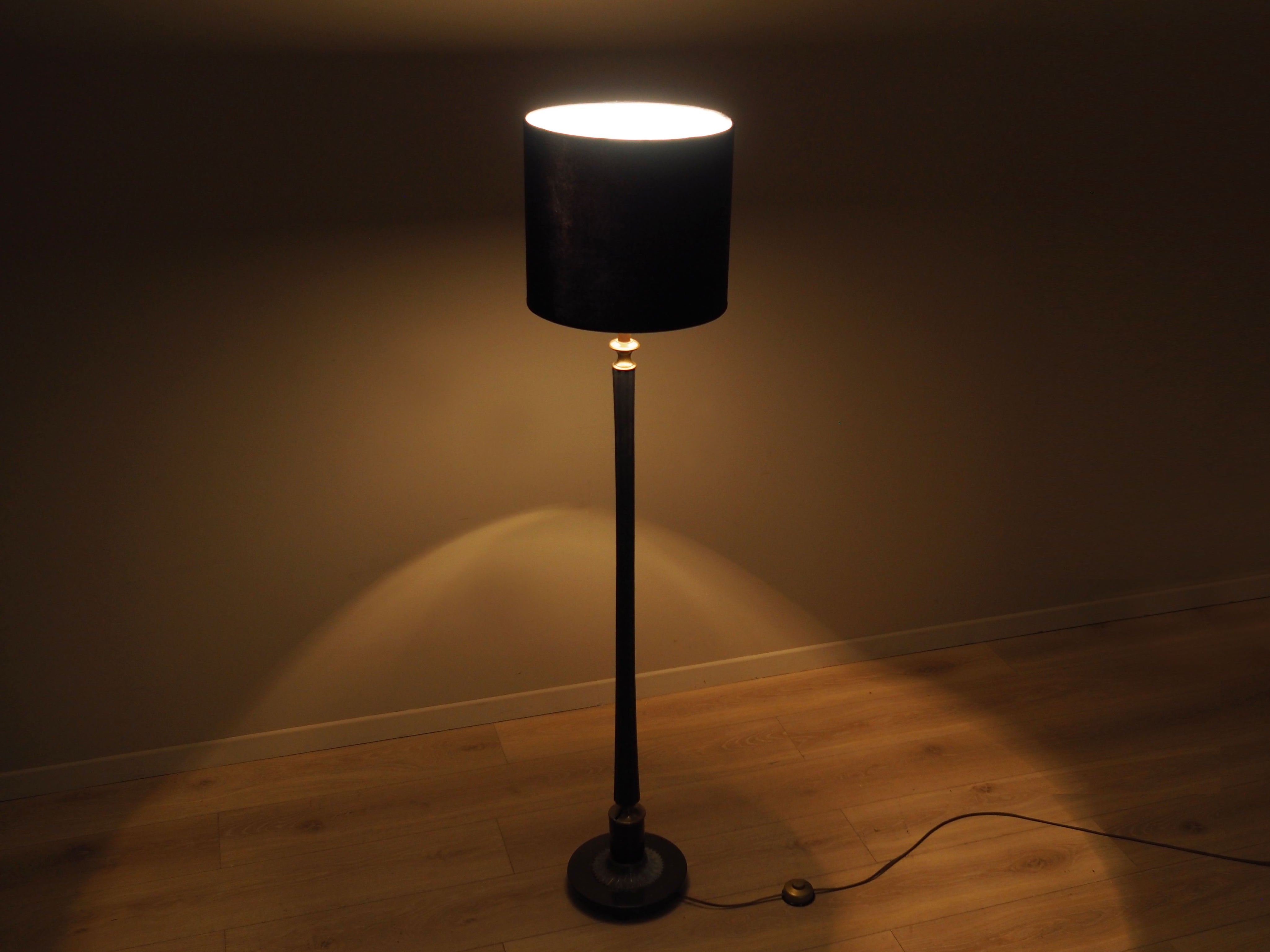 Floor_lamp_in_Danish_design_1970s_production_Denmark