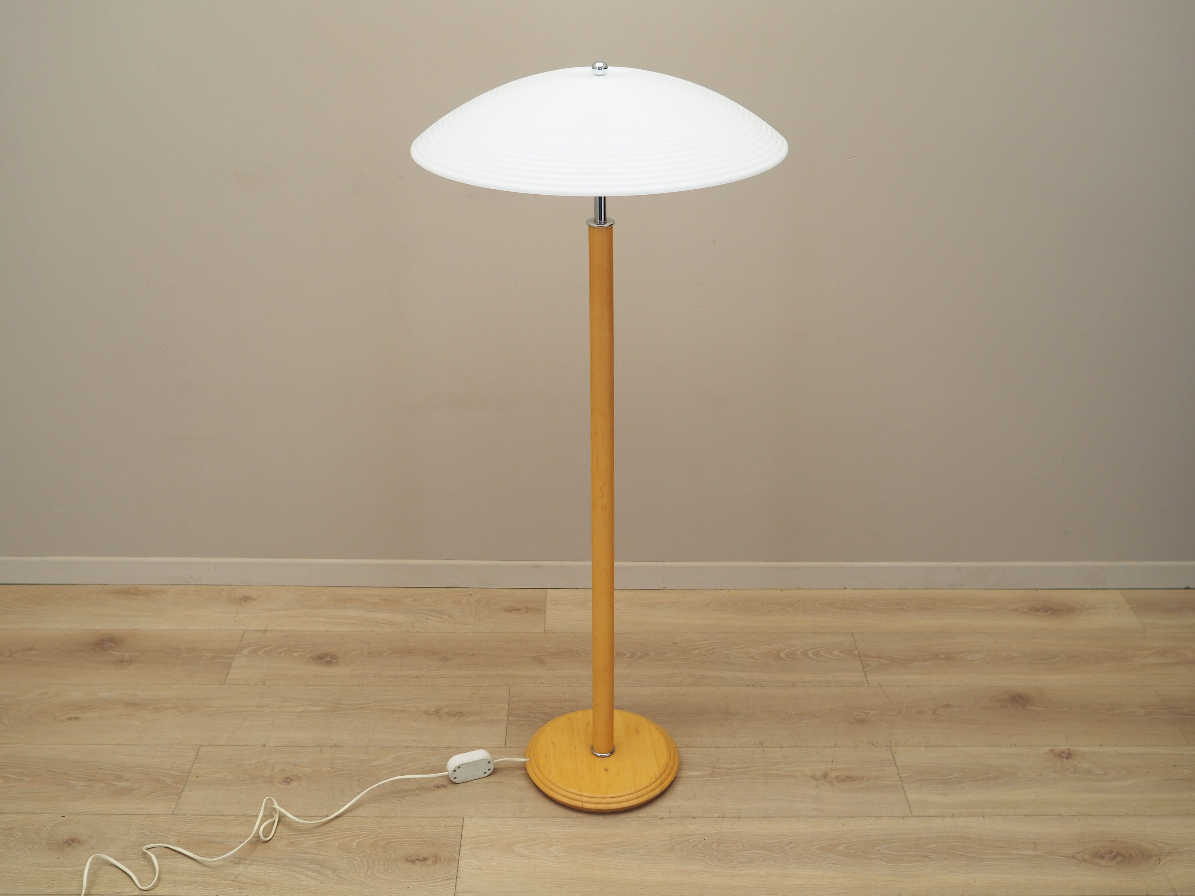 Floor_lamp_in_Danish_design_from_1970s