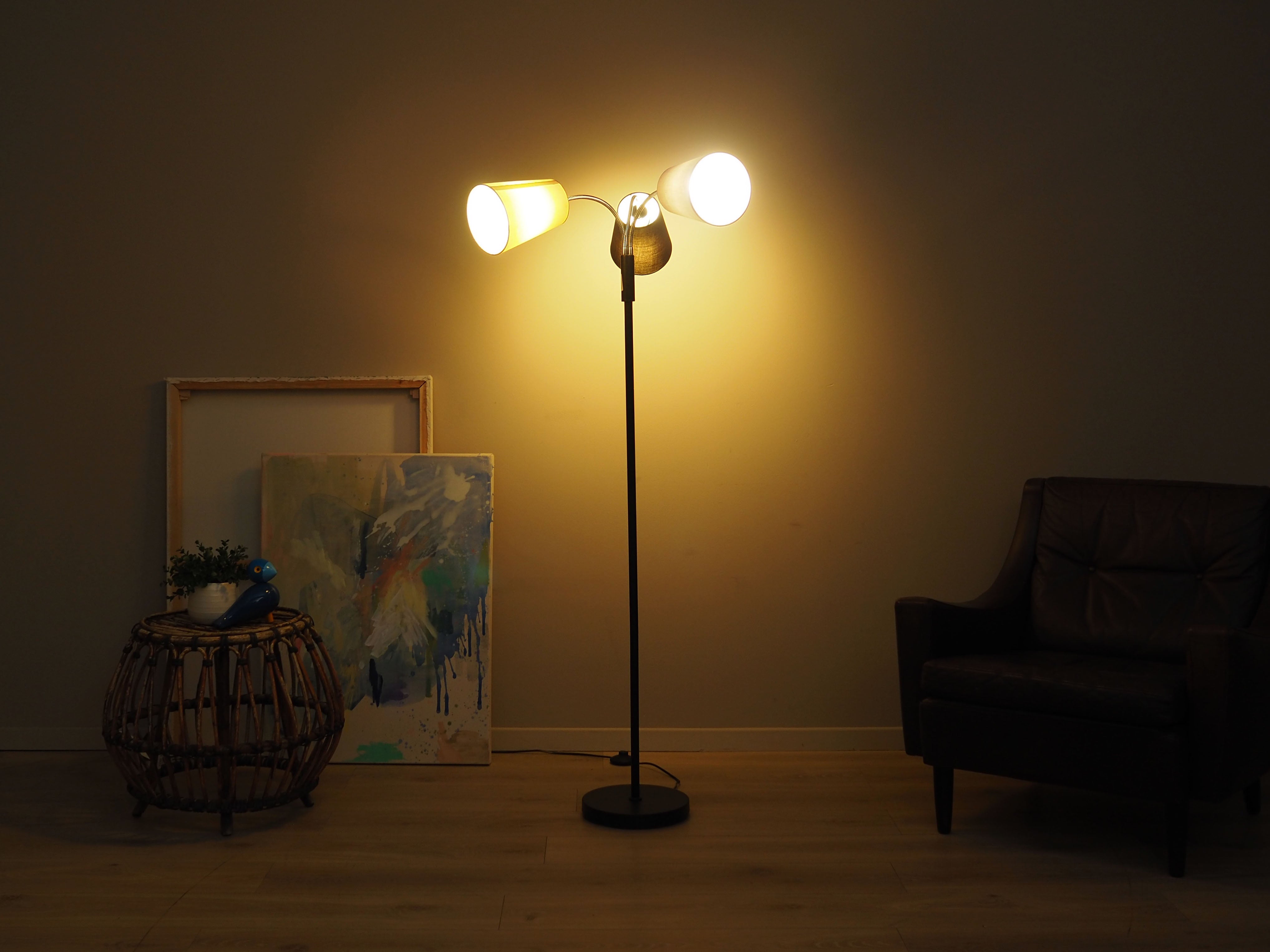 Floor_lamp_in_Danish_design_from_1970s_production_Denmark