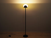 Floor_lamp_in_Italian_design_1970s_production_Italy