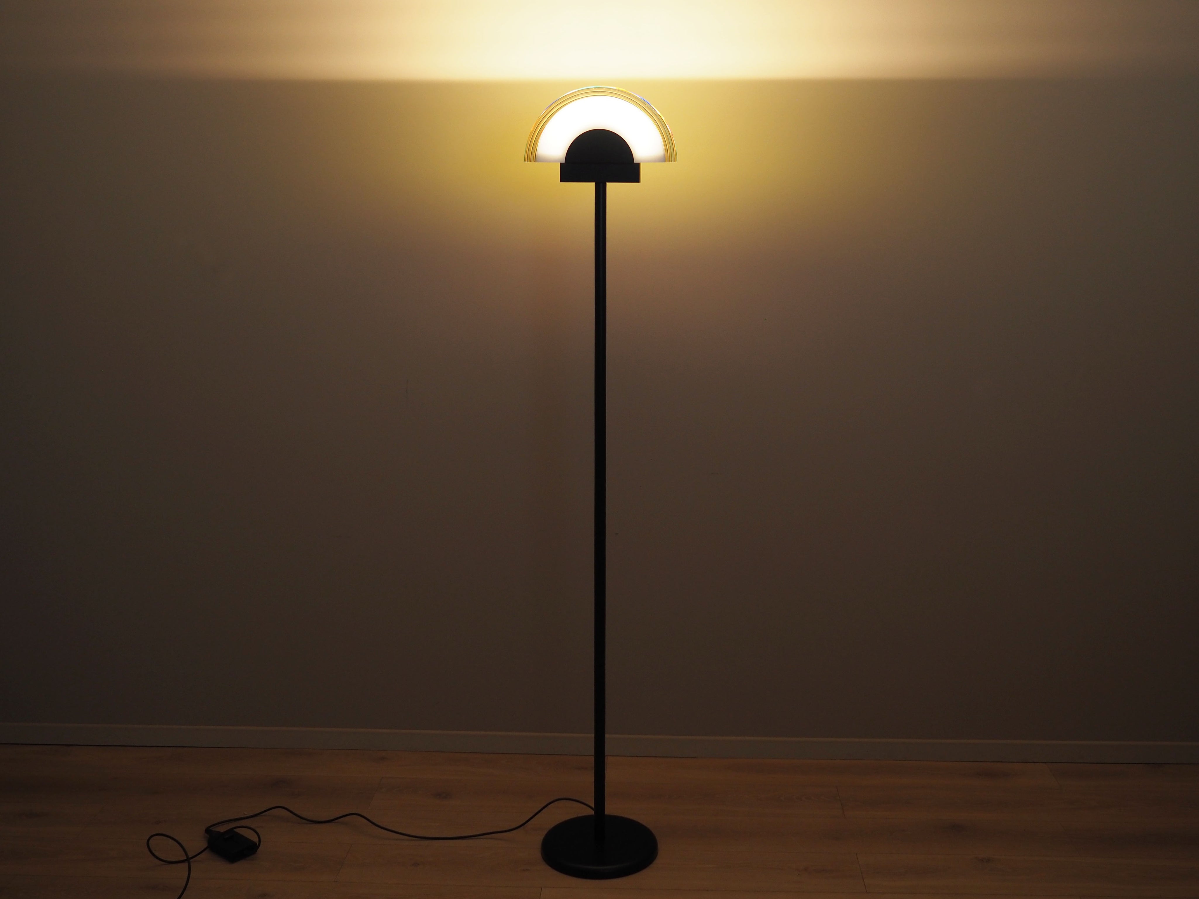 Floor_lamp_in_Italian_design_1970s_production_Italy