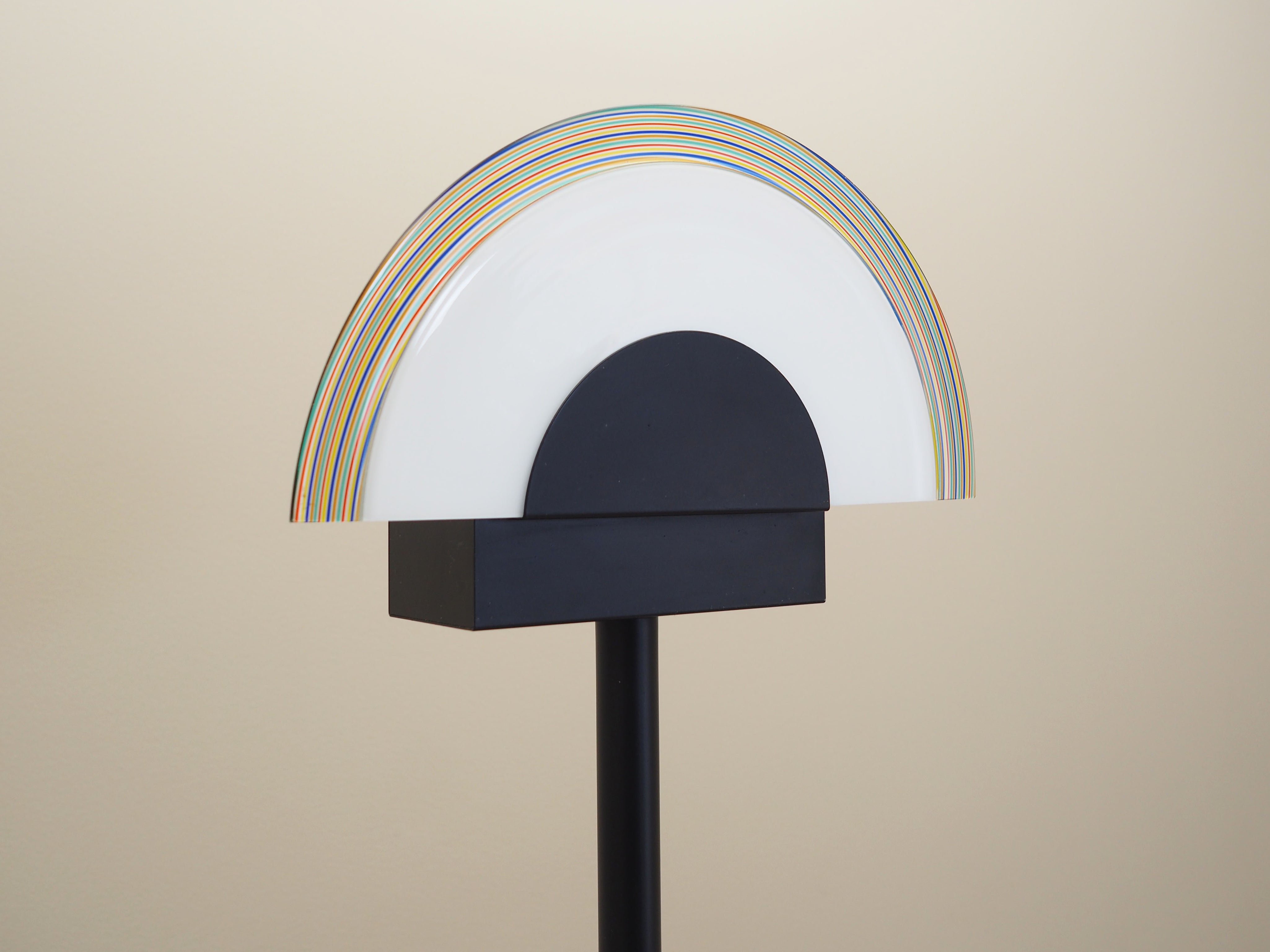 Floor_lamp_in_Italian_design_1970s_production_Italy