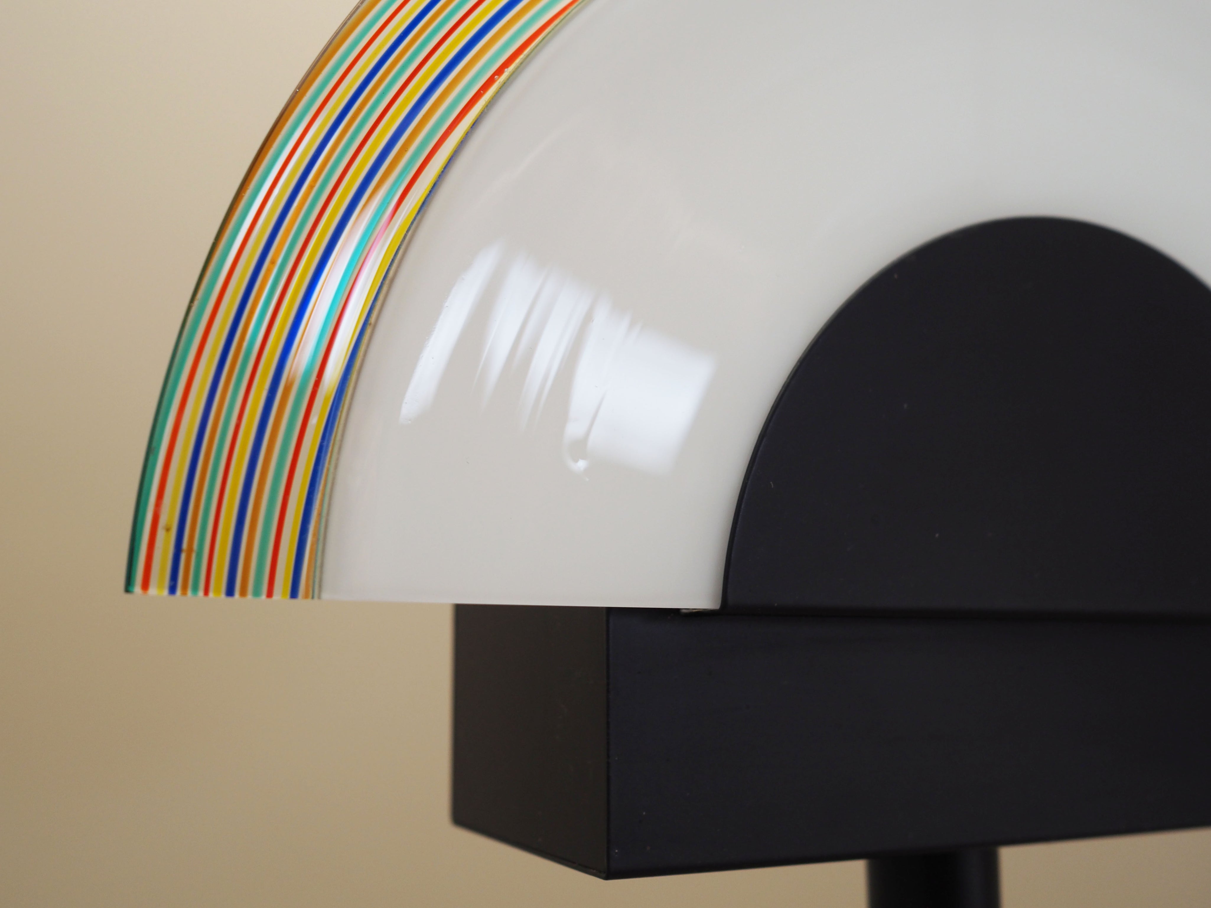 Floor_lamp_in_Italian_design_1970s_production_Italy