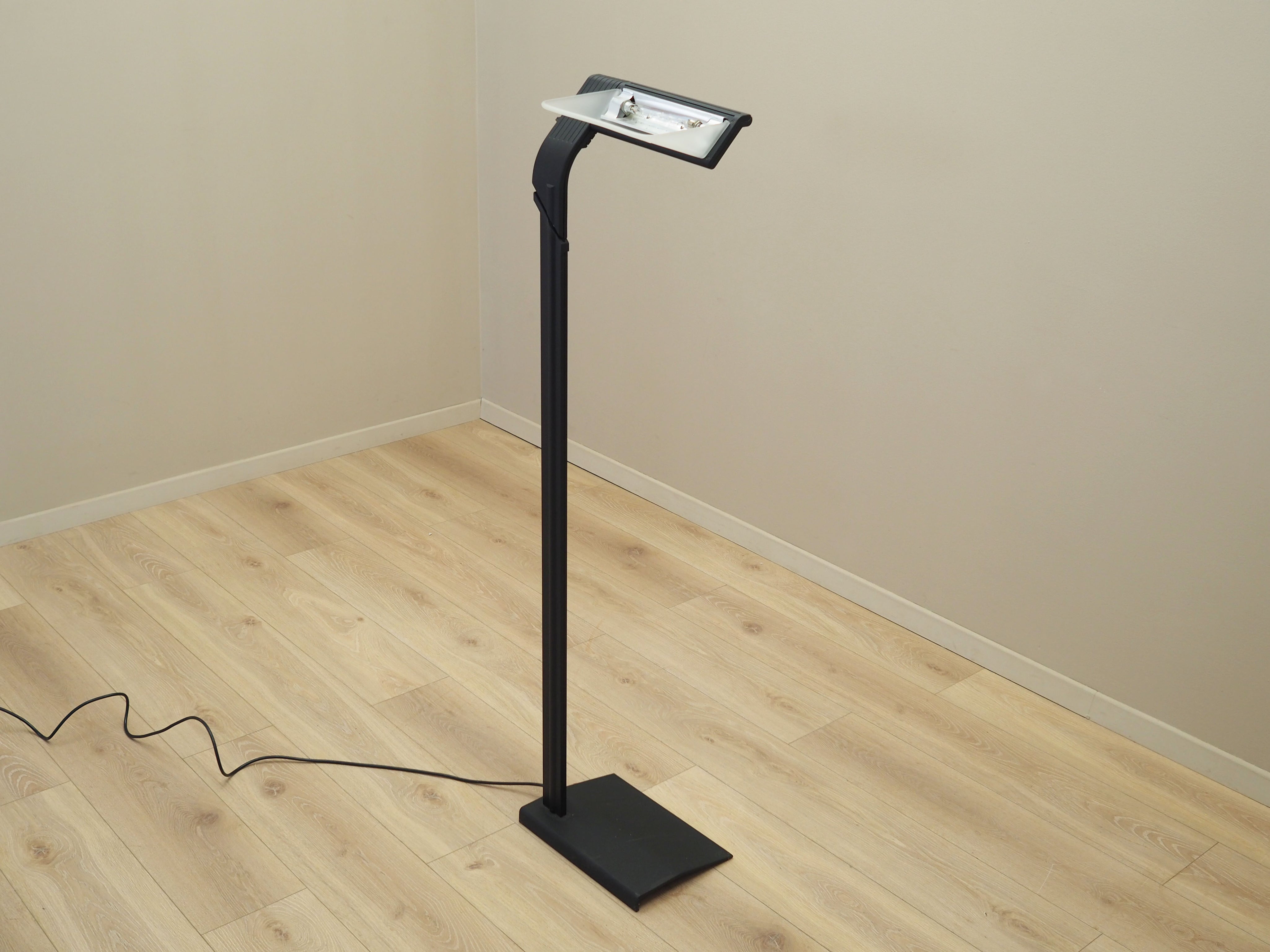 Floor_lamp_in_Italian_design_1990s_production_Italy