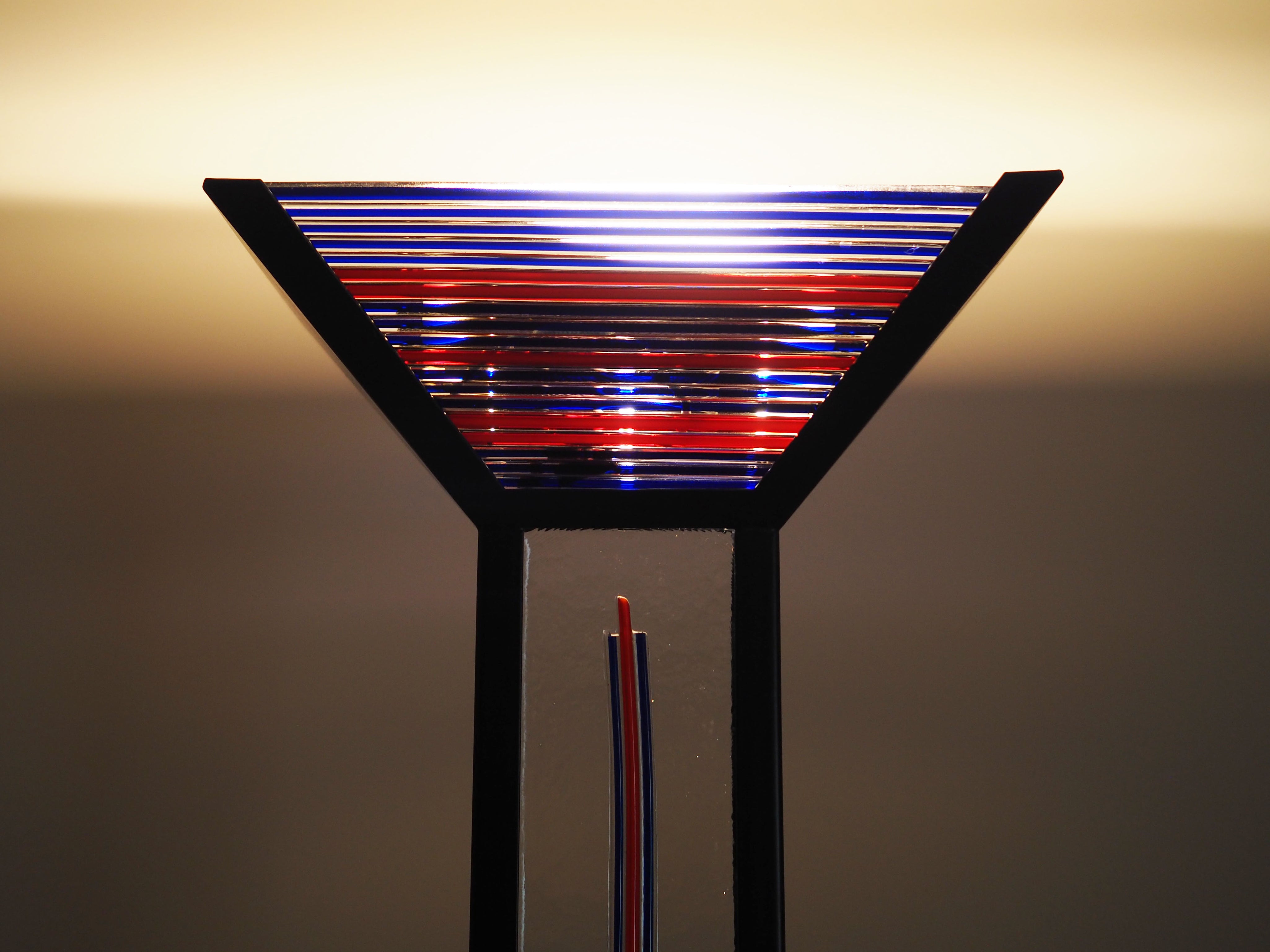 Floor_lamp_in_Italian_design_from_1970s_production_Italy