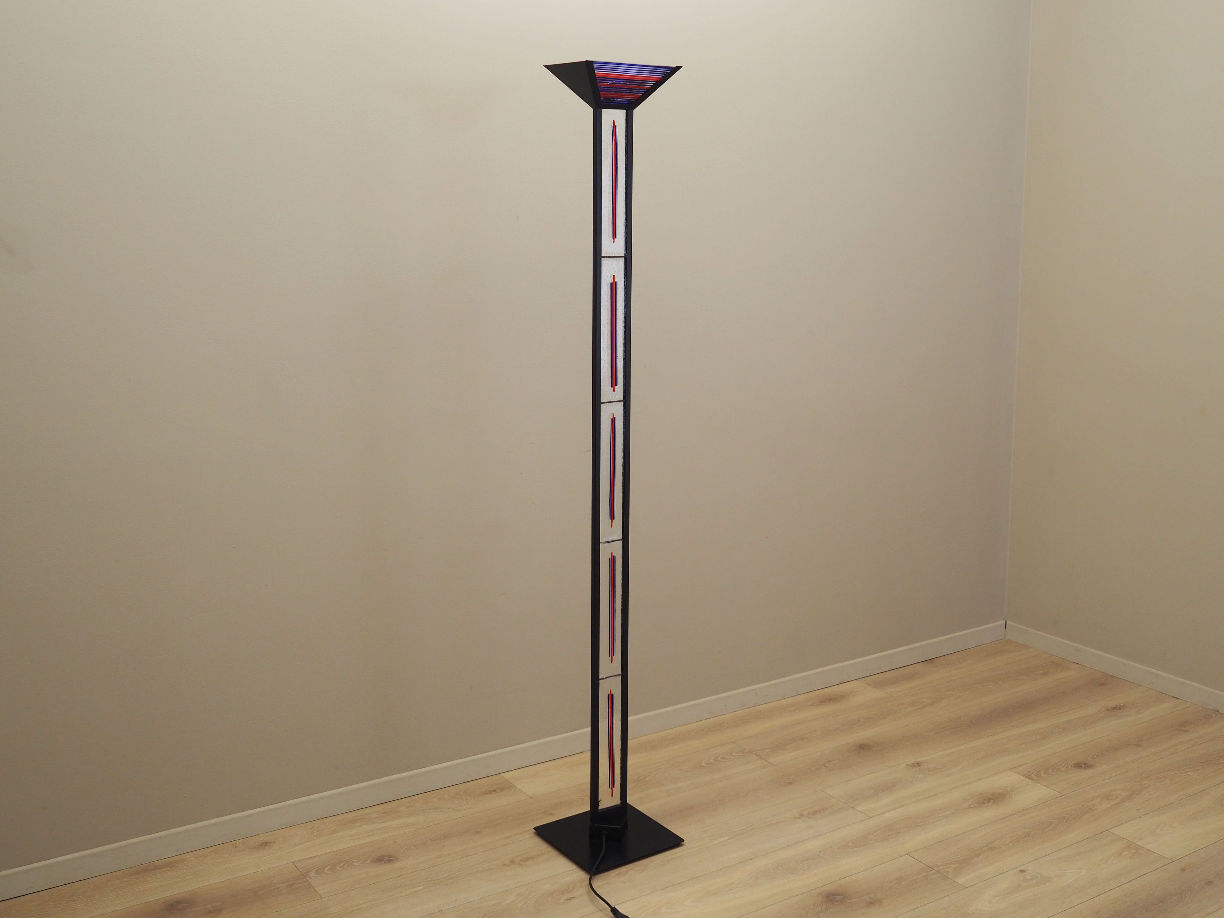 Floor_lamp_in_Italian_design_from_1970s_production_Italy